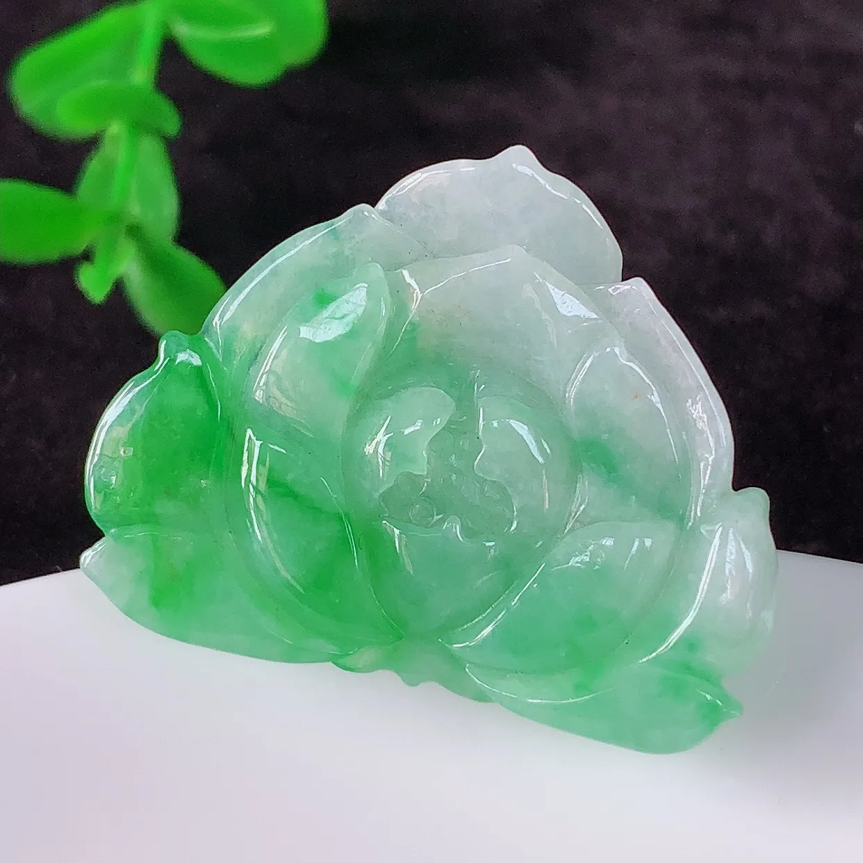 自然光实拍，冰润冰糯种飘阳绿翡翠莲花吊坠，种老水足，花开富贵 翠色灵动，寓意美好，佩戴时尚出众！#01.7