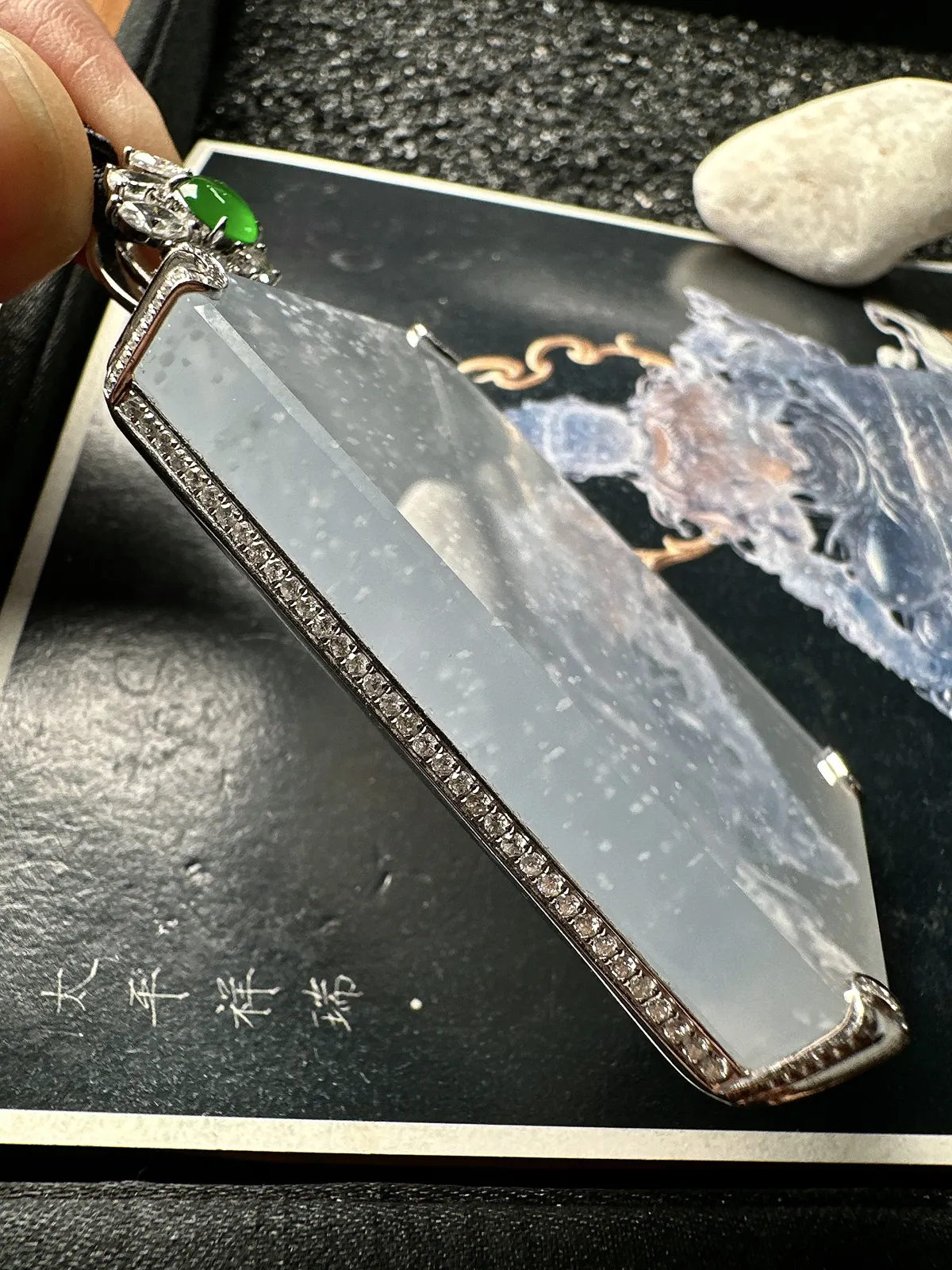 【冰种无事牌】大尺寸，木那雪花棉，很厚装，质地细腻，种水色俱全，冰透闪亮，18k金钻镶嵌，裸石尺寸58.5*42.7*7.5毫米
