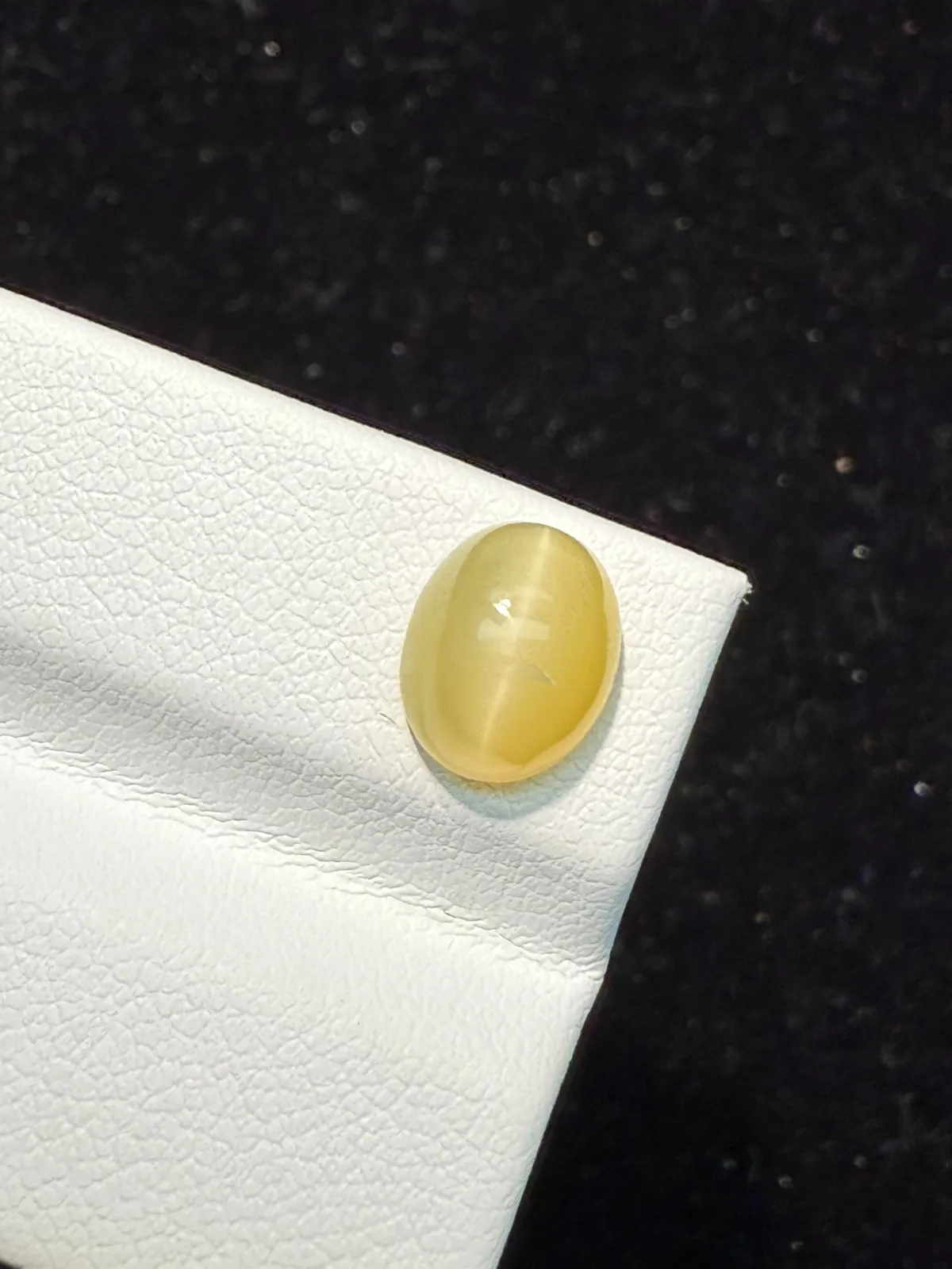 1.95ct天然欧泊猫眼裸石，尺寸9.3*7.4*5.3mm，颜色美艳 ，眼线犀利