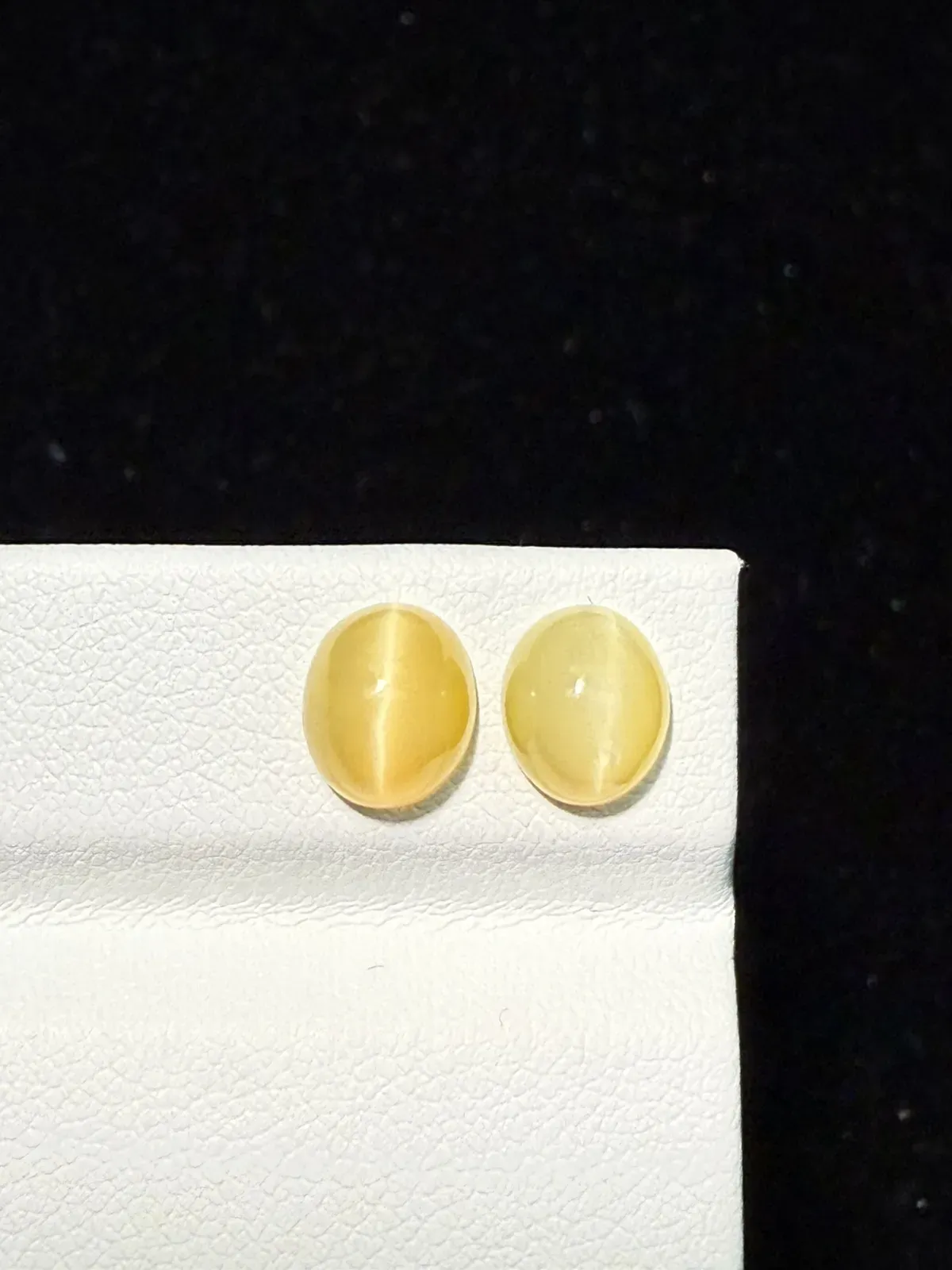 3.075ct天然欧泊猫眼裸石，尺寸8.3*7*5.2mm，颜色美艳 ，眼线犀利