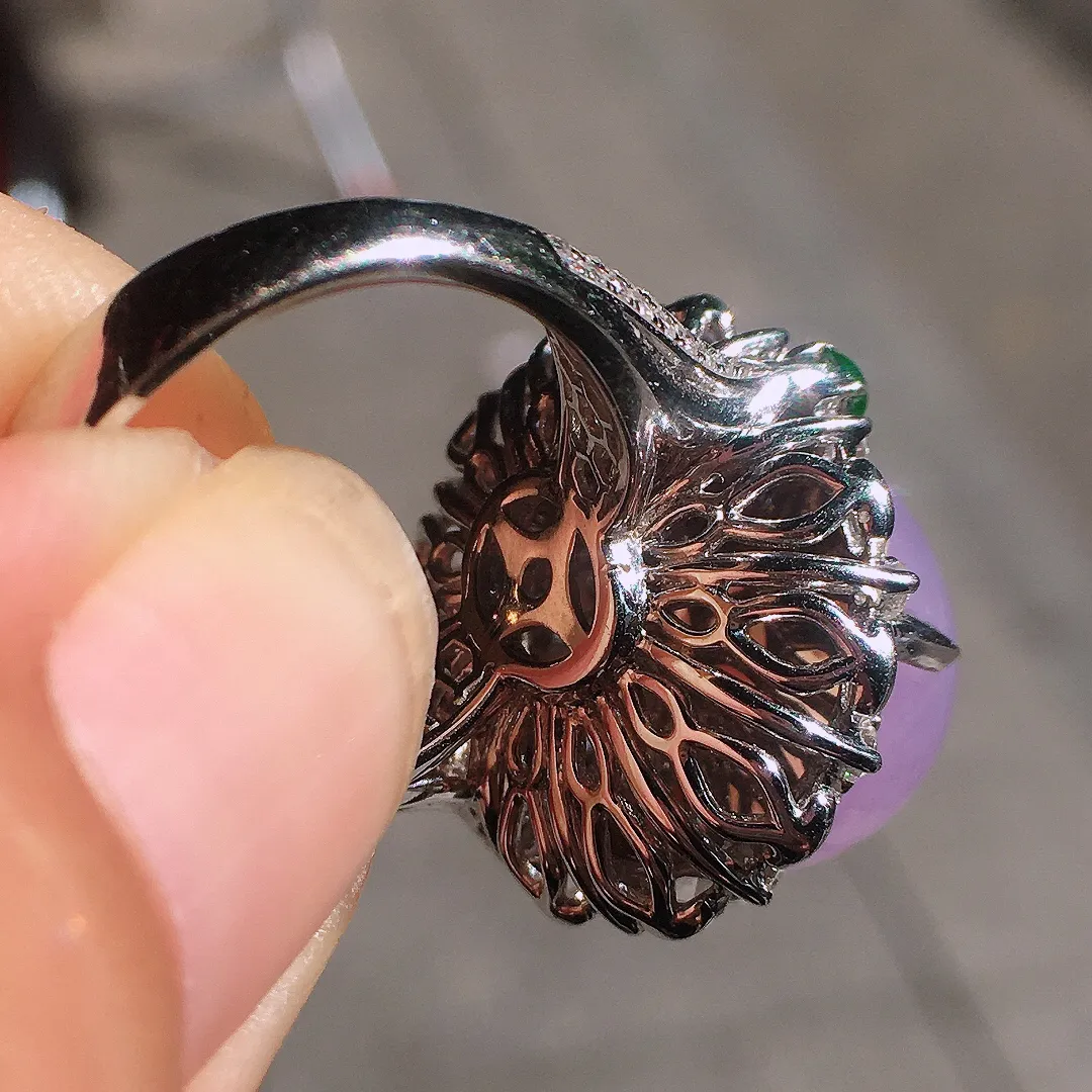 紫罗兰蛋面戒指，色泽均匀艳丽，玉质细腻，荧光感超
强，饱满水润，气质满满。18k
金豪华镶嵌