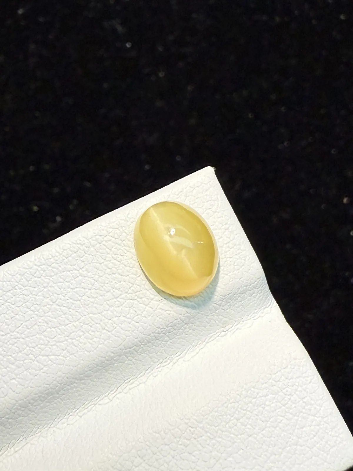 1.95ct天然欧泊猫眼裸石，尺寸9.3*7.4*5.3mm，颜色美艳 ，眼线犀利