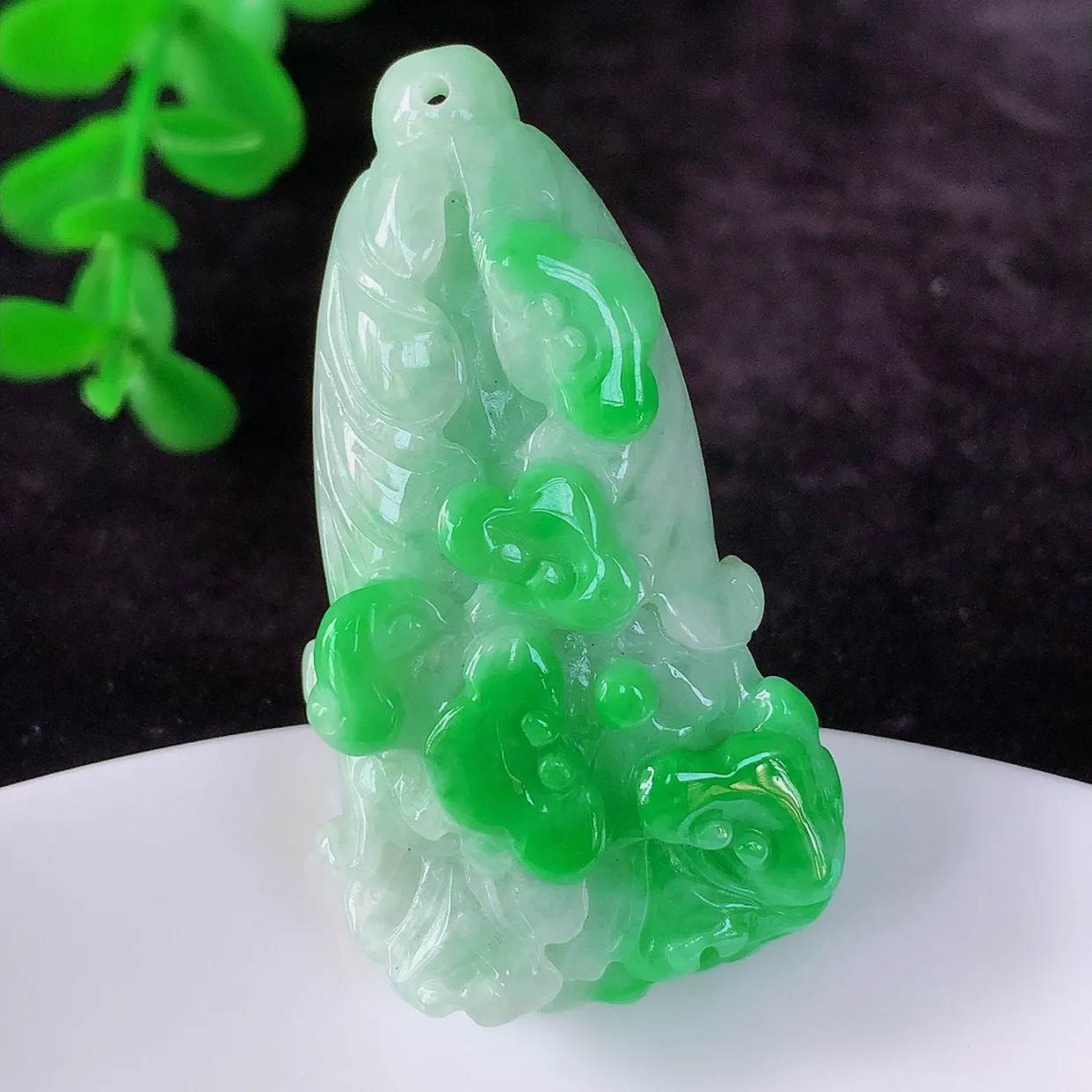 自然光实拍 冰润冰糯种飘阳绿翡翠招百财白菜吊坠，百财聚来，财源滚滚，色泽鲜艳，精工水润的白菜，性价比高！#1.7