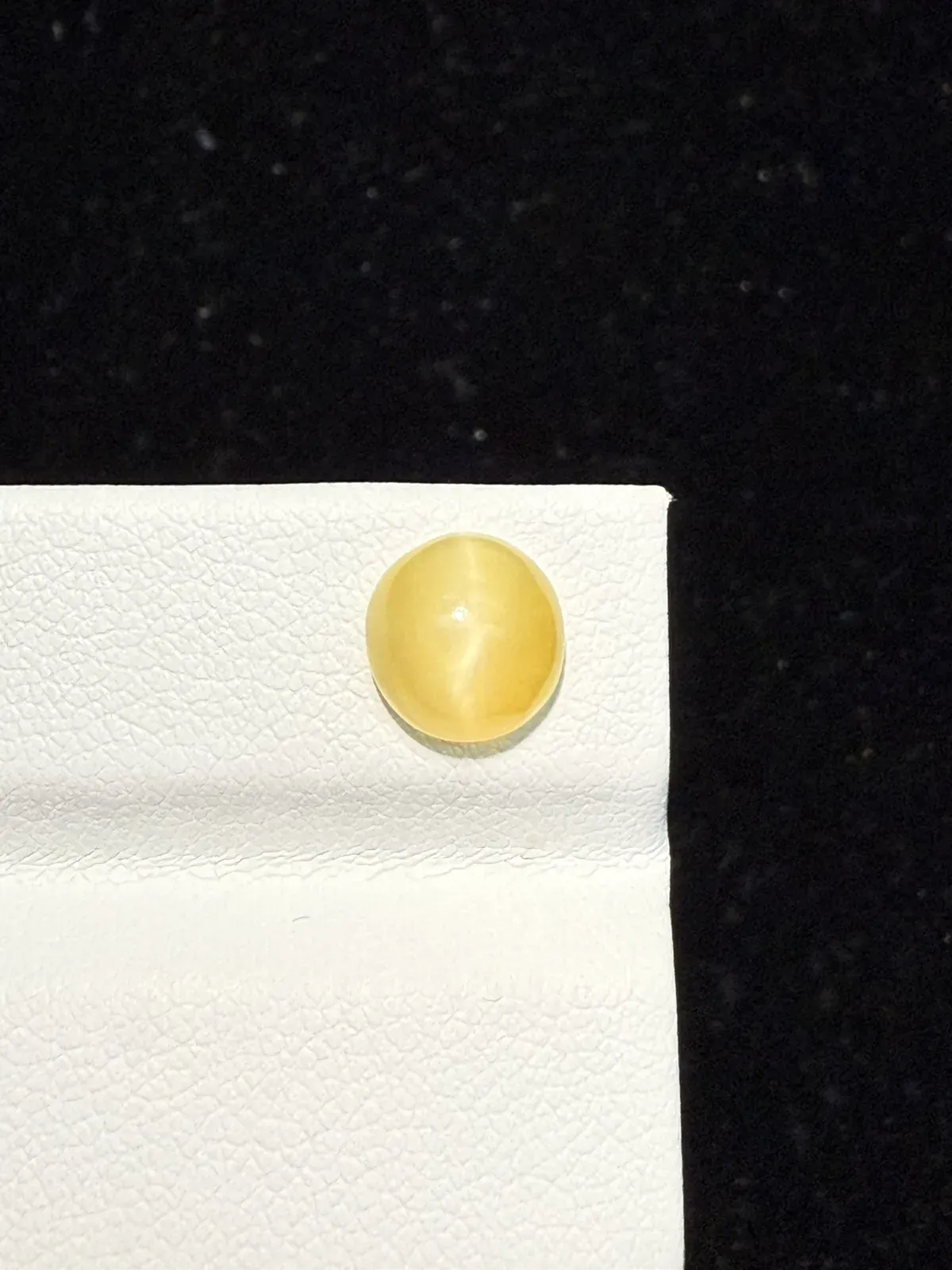 1.625ct天然欧泊猫眼裸石，尺寸8.3*7.9*4.6mm，颜色美艳 ，眼线犀利