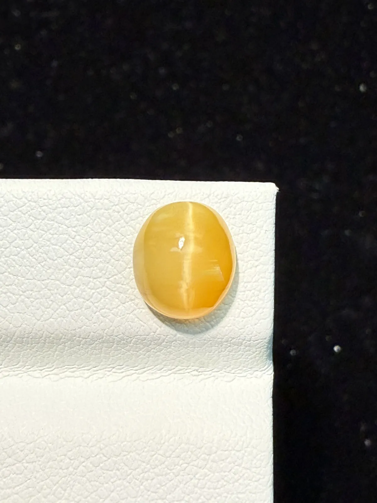 1.675ct天然欧泊猫眼裸石，尺寸8.8*7.7*4.8mm，颜色美艳 ，眼线犀利