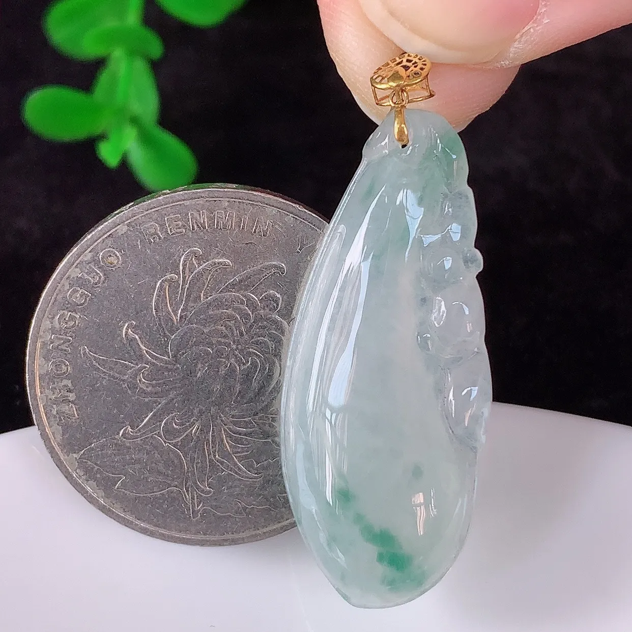 自然光实拍，18K金镶嵌冰润冰种飘花翡翠招财福瓜吊坠 翡翠福瓜招财瓜，冰润且起胶感，佩戴效果优雅迷人！#00.7