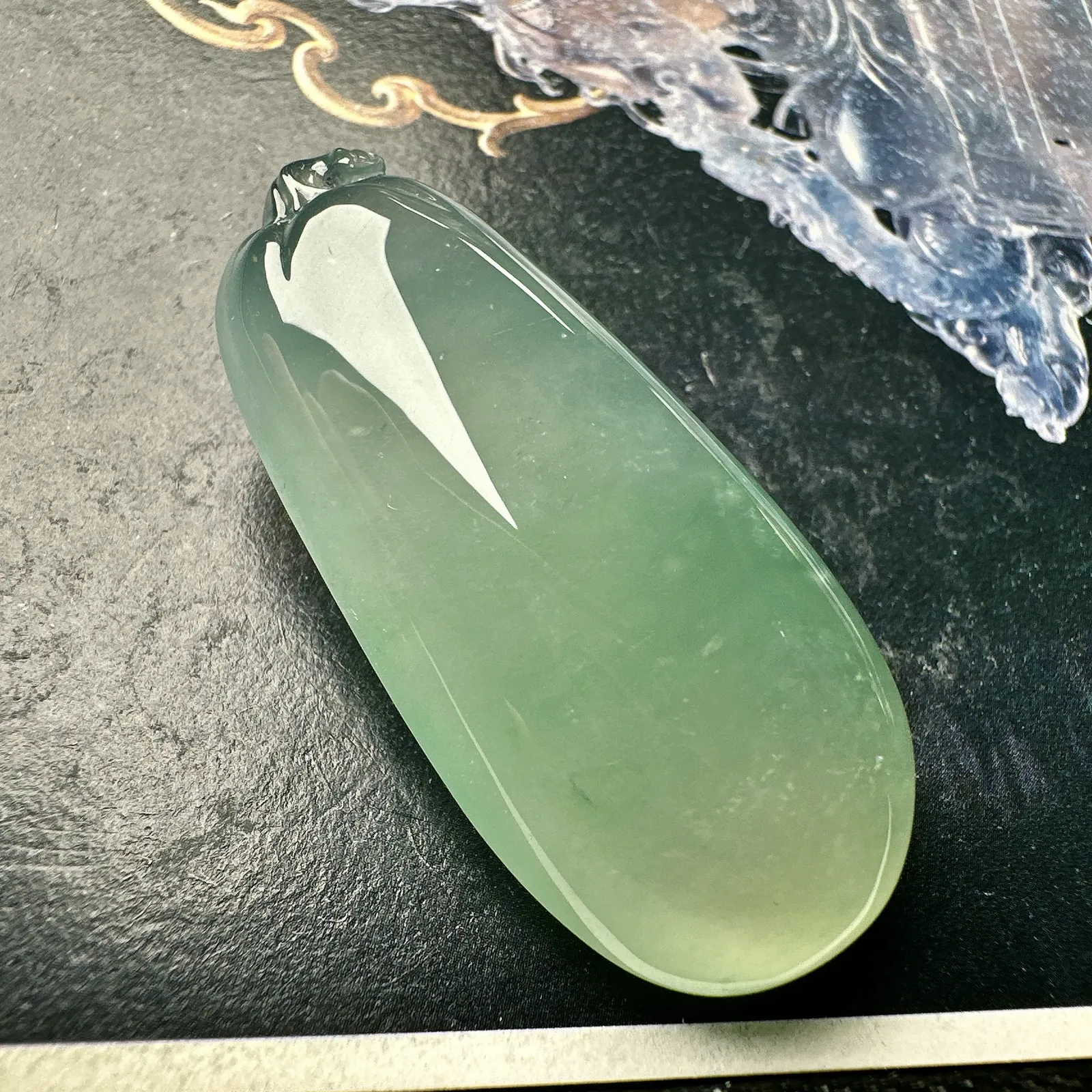 【冰种福瓜吊坠】种水上乘，晶莹剔透，纯净通透，莹光感很强。