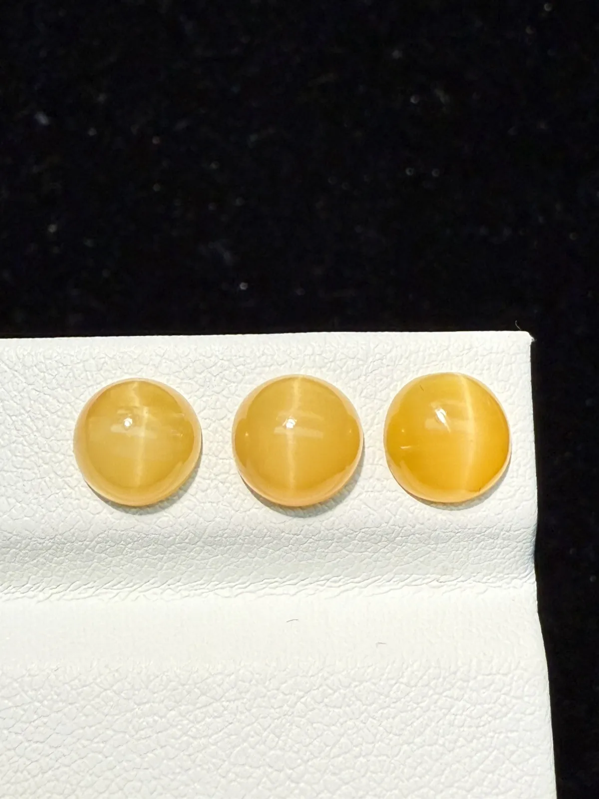 3.965ct天然欧泊猫眼裸石，尺寸7.6*7.6*4.2mm，颜色美艳 ，眼线犀利