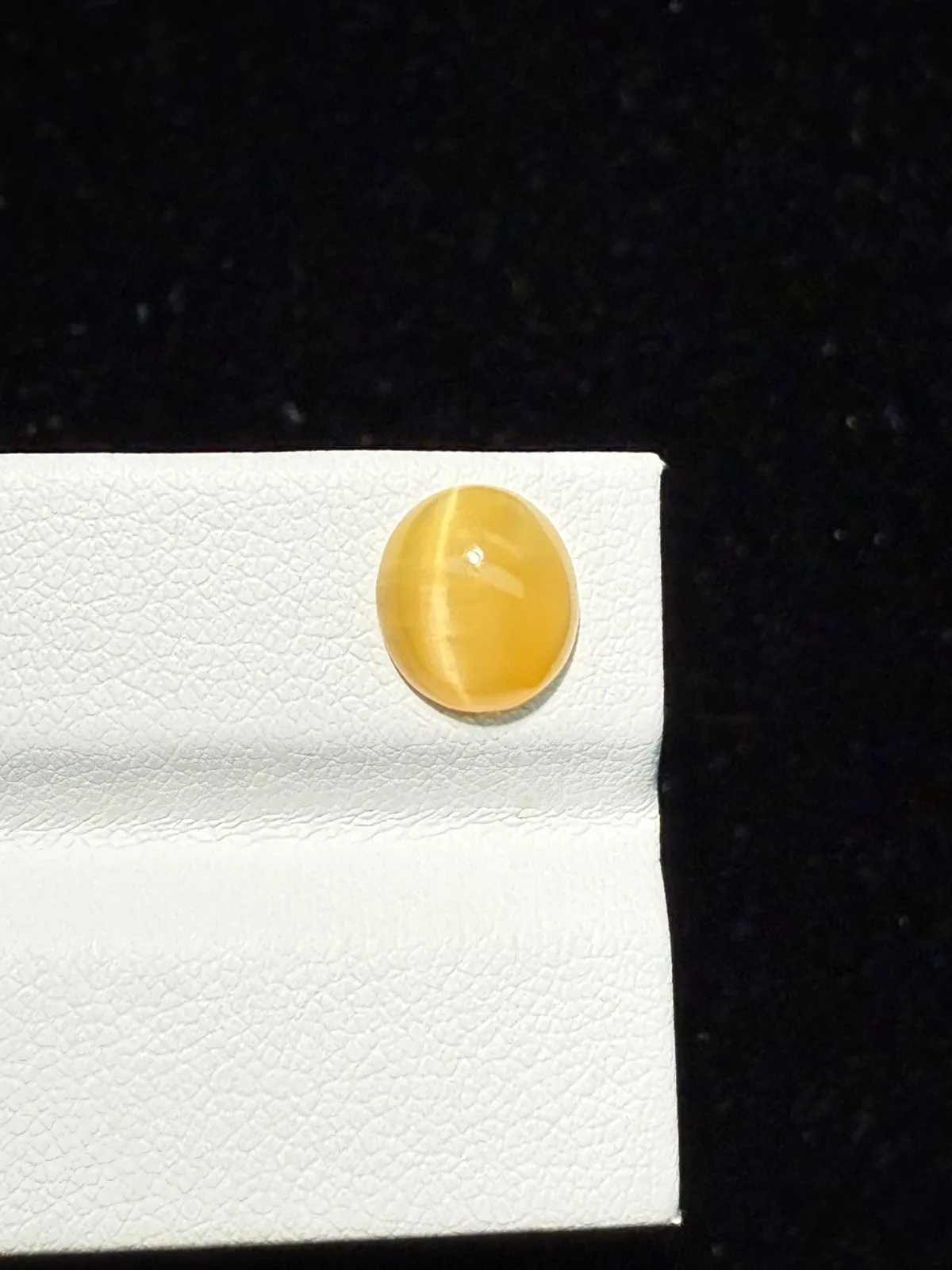 1.57ct天然欧泊猫眼裸石，尺寸9.3*8.2*3.7mm，颜色美艳 ，眼线犀利