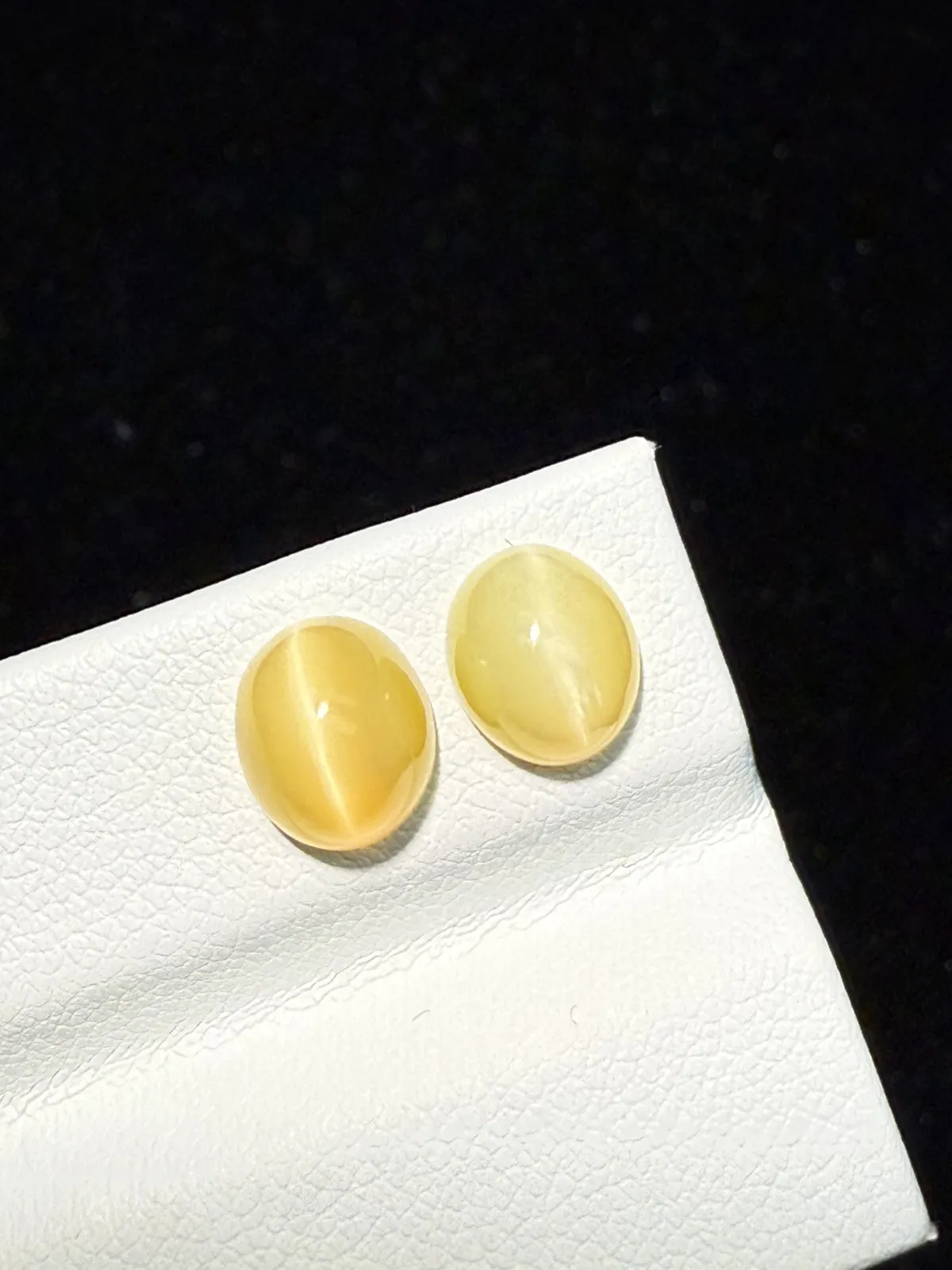 3.075ct天然欧泊猫眼裸石，尺寸8.3*7*5.2mm，颜色美艳 ，眼线犀利