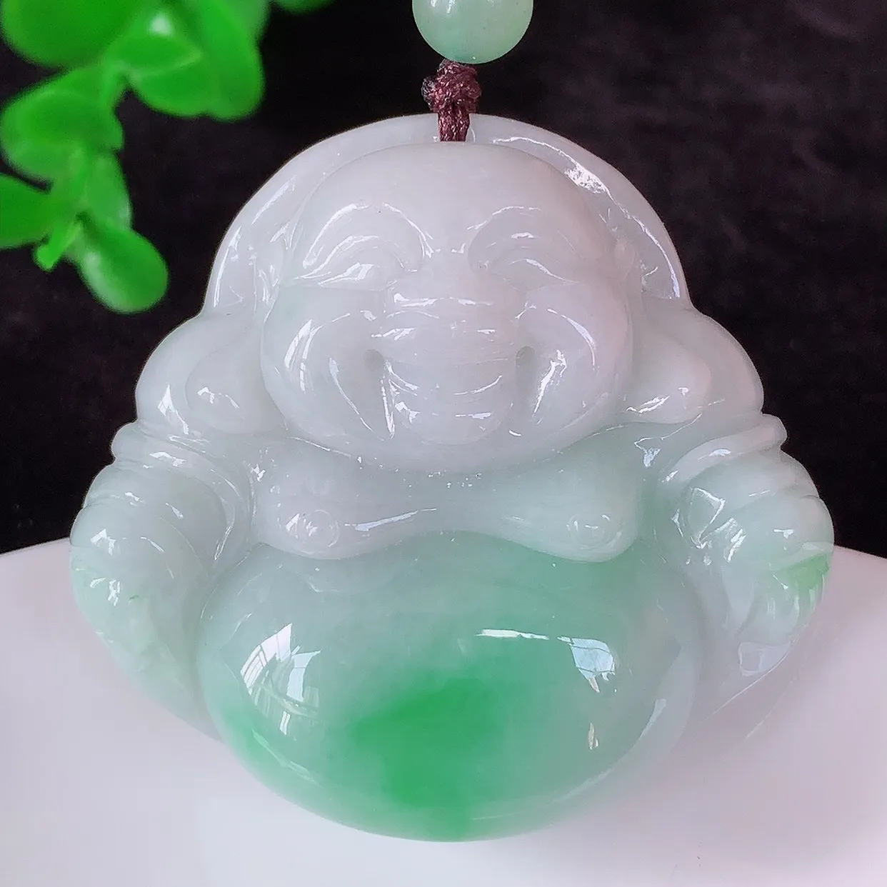 自然光实拍，大件厚装冰润冰糯种飘阳绿翡翠佛公吊坠，饱满 佛公亦保平安，寓意有福（佛公）相伴，配戴优雅