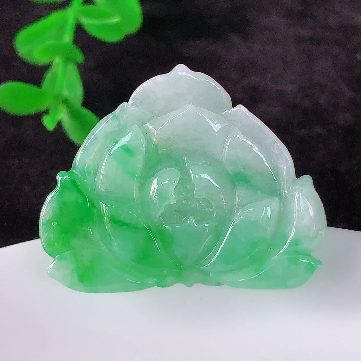 自然光实拍，冰润冰糯种飘阳绿翡翠莲花吊坠，种老水足，花开富贵 翠色灵动，寓意美好，佩戴时尚出众！#01.7