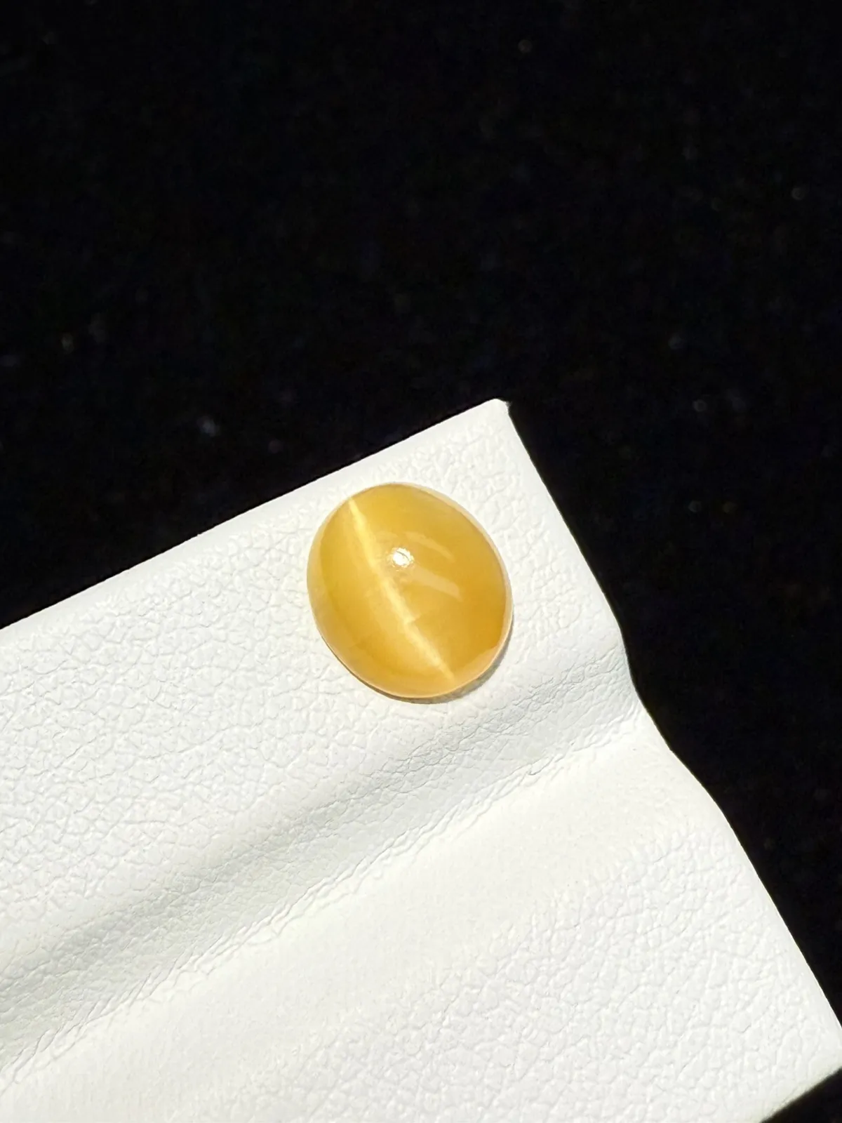 1.57ct天然欧泊猫眼裸石，尺寸9.3*8.2*3.7mm，颜色美艳 ，眼线犀利