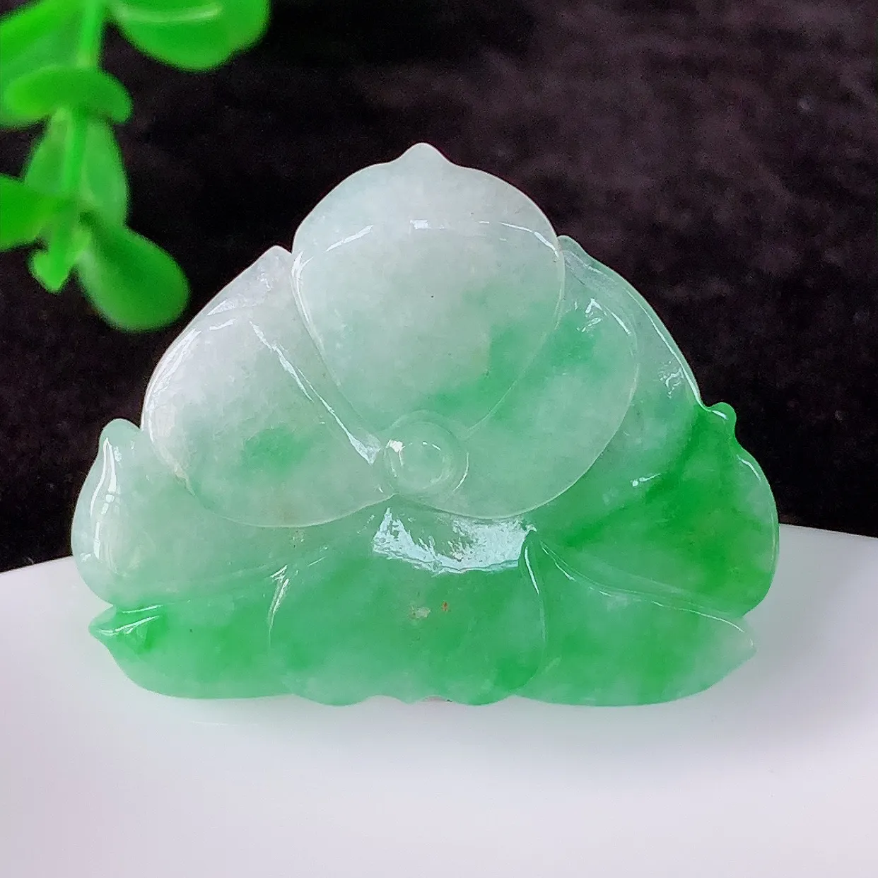 自然光实拍，冰润冰糯种飘阳绿翡翠莲花吊坠，种老水足，花开富贵 翠色灵动，寓意美好，佩戴时尚出众！#01.7