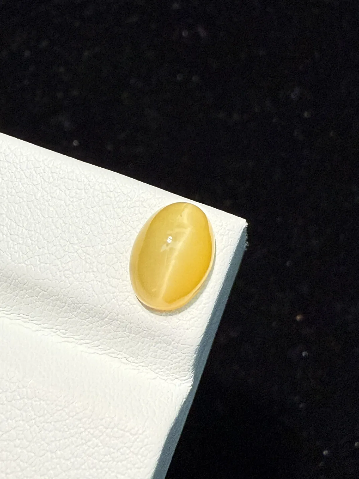 1.84ct天然欧泊猫眼裸石，尺寸9.6*7*4.8mm，颜色美艳 ，眼线犀利