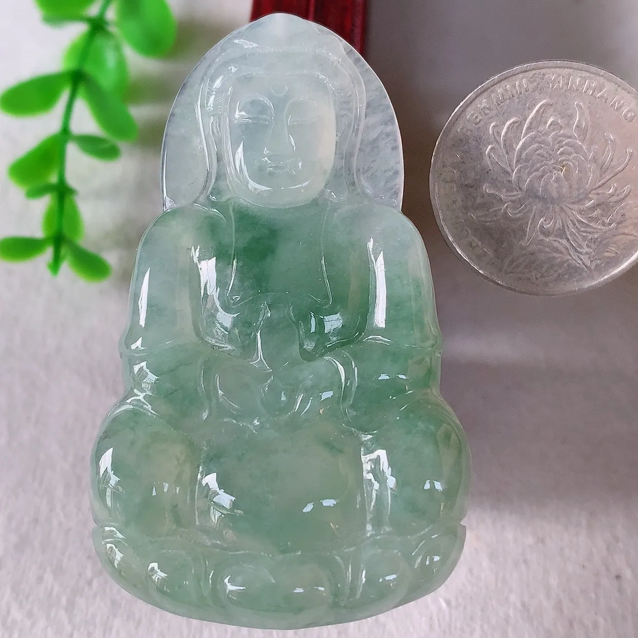自然光实拍 大件冰种飘绿花翡翠观音吊坠，赐福翡翠观音，翠色迷人，观音面相端庄，佩戴时尚出众！#57.7