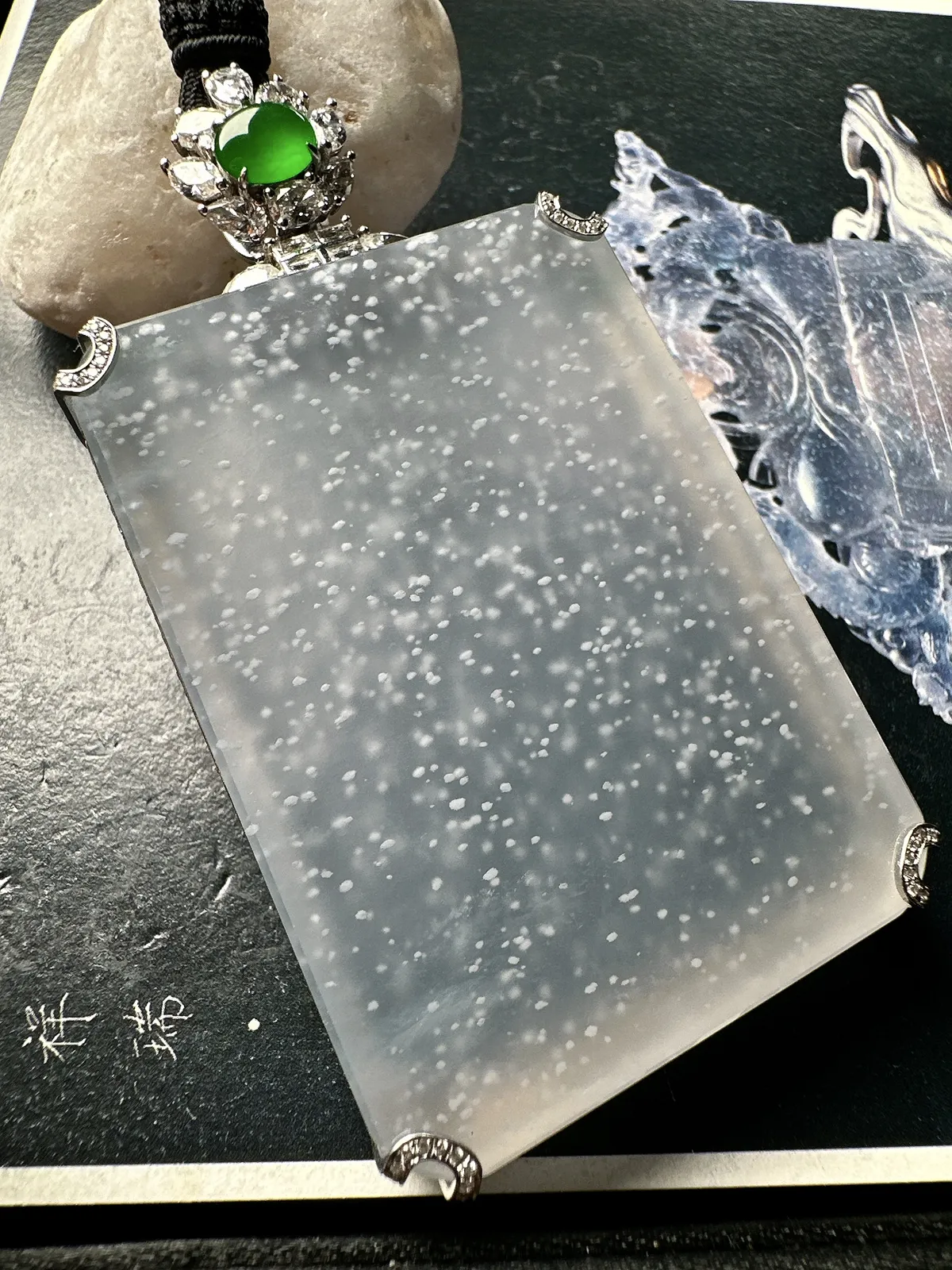 【冰种无事牌】大尺寸，木那雪花棉，很厚装，质地细腻，种水色俱全，冰透闪亮，18k金钻镶嵌，裸石尺寸58.5*42.7*7.5毫米