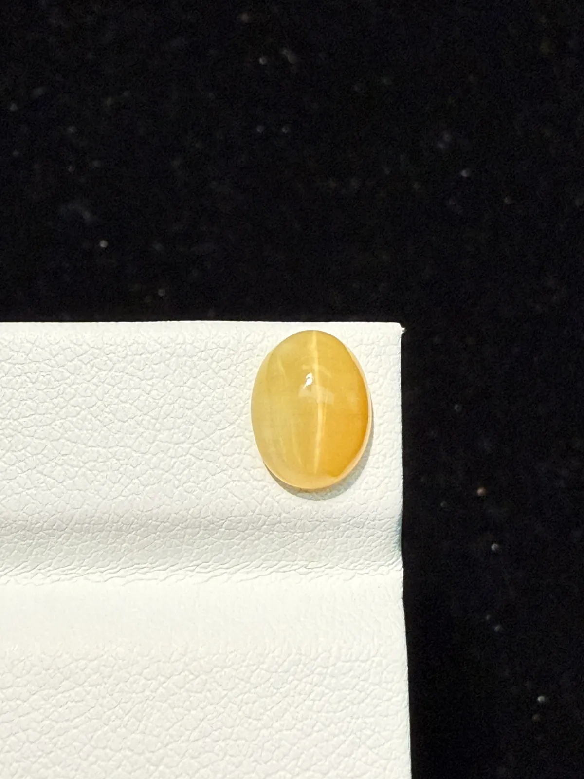 1.57ct天然欧泊猫眼裸石，尺寸9.5*7.3*4.4mm，颜色美艳 ，眼线犀利