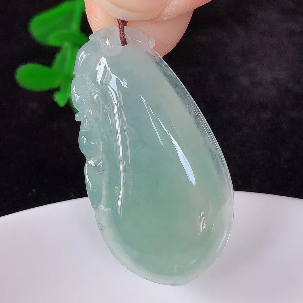 自然光实拍，冰润冰种晴底色翡翠招财福瓜吊坠，翡翠福瓜招财瓜 冰润且起胶感，佩戴效果优雅迷人！#57.7