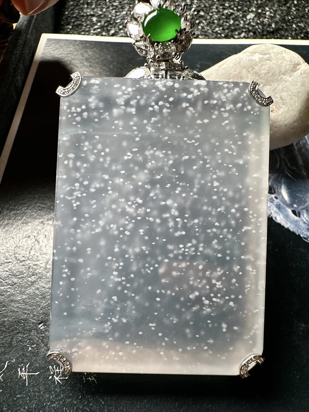 【冰种无事牌】大尺寸，木那雪花棉，很厚装，质地细腻，种水色俱全，冰透闪亮，18k金钻镶嵌，裸石尺寸58.5*42.7*7.5毫米