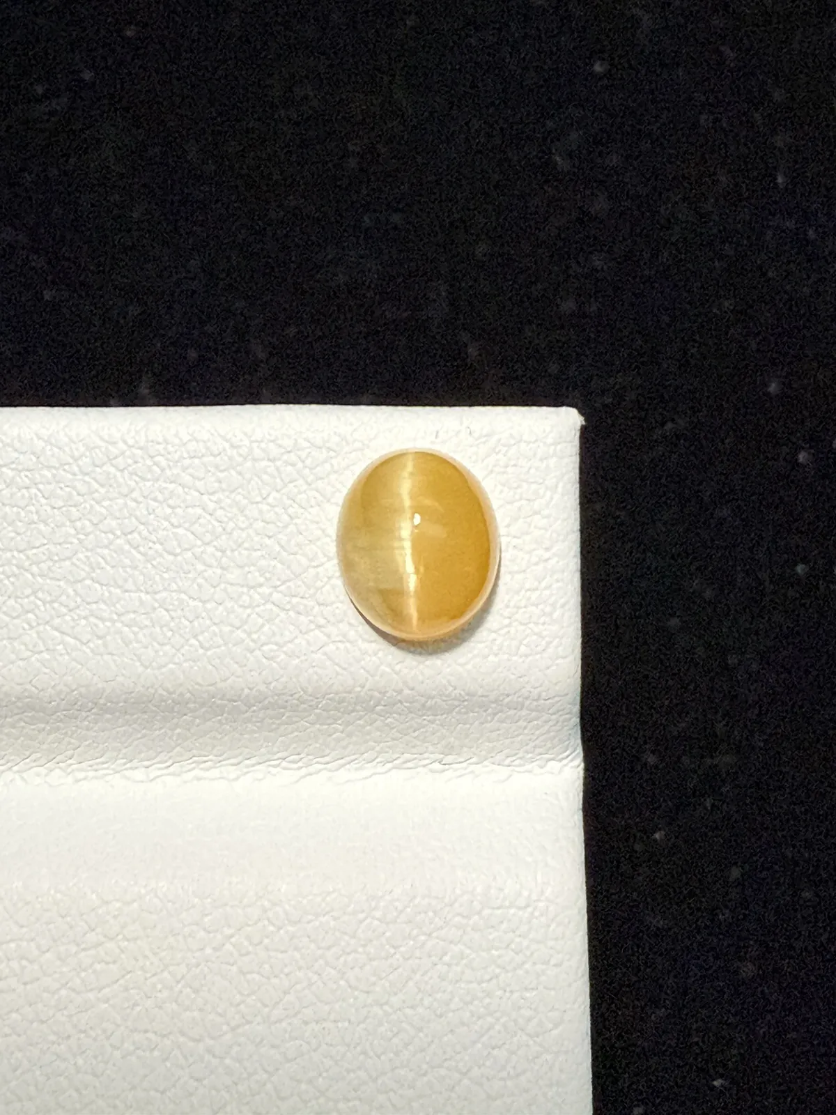 1.455ct天然欧泊猫眼裸石，尺寸7.9*6.9*4.7mm，颜色美艳 ，眼线犀利