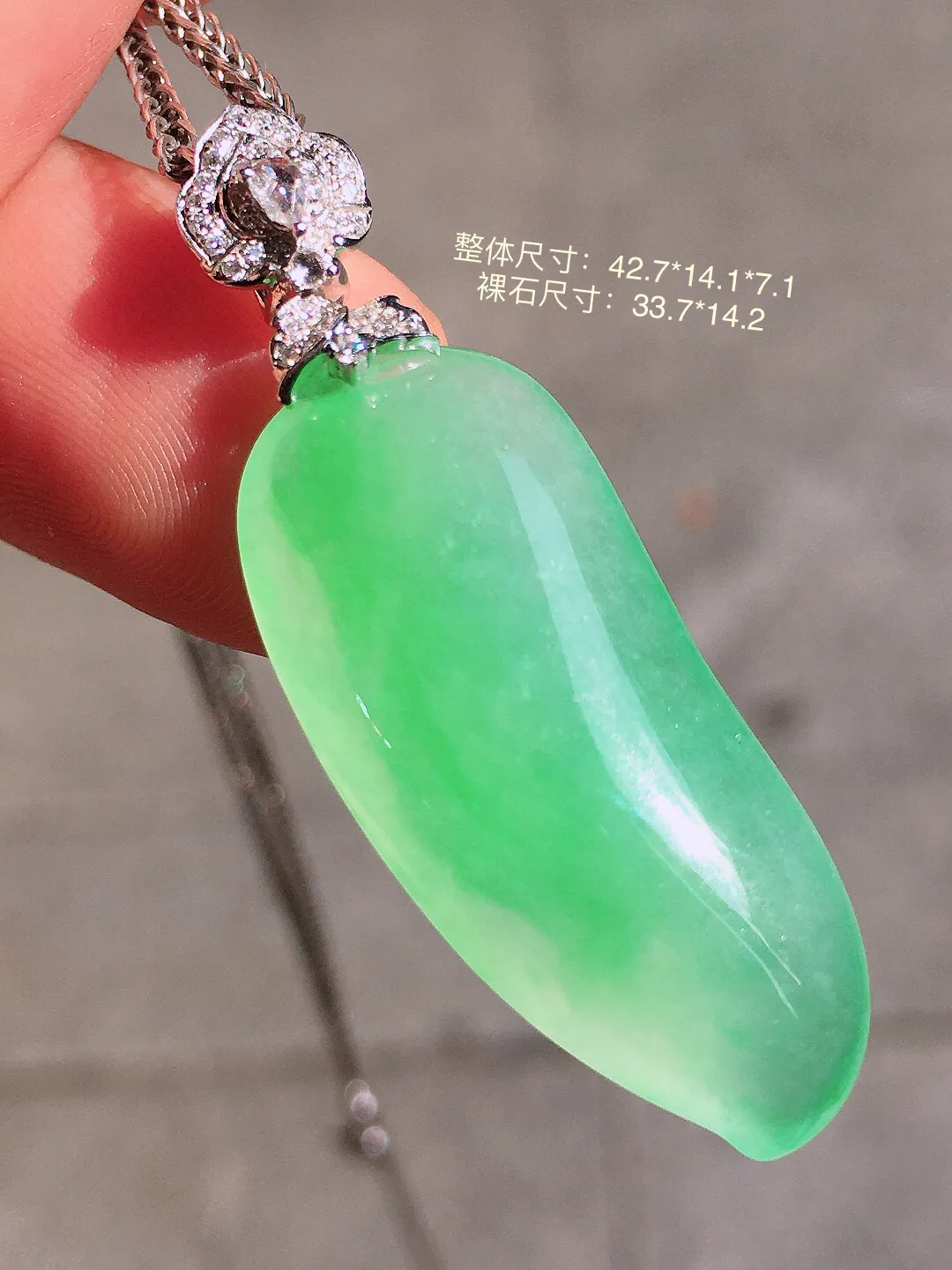 阳绿福瓜吊坠，色泽均匀艳丽，玉质细腻，荧光感超
强，饱满水润，气质满满。18k
金豪华镶嵌