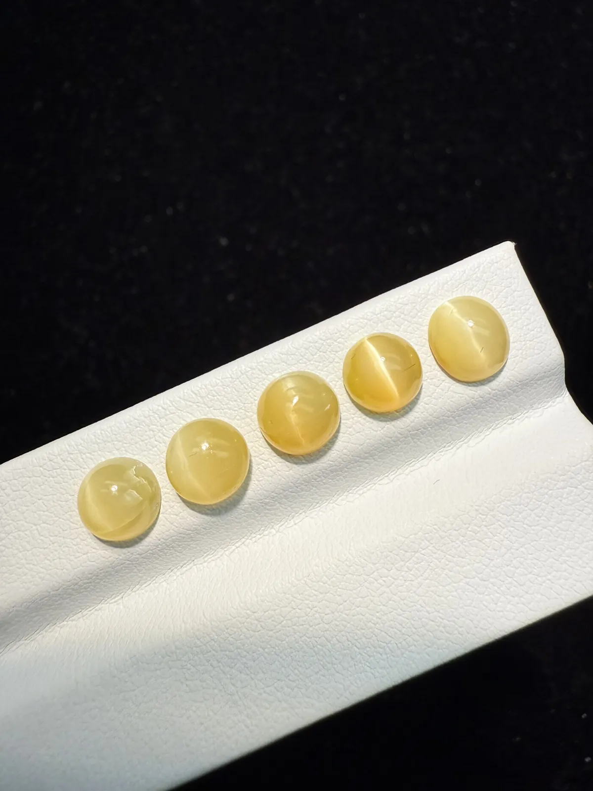 5.655ct天然欧泊猫眼裸石，尺寸7.2*7.3*4.4mm，颜色美艳 ，眼线犀利