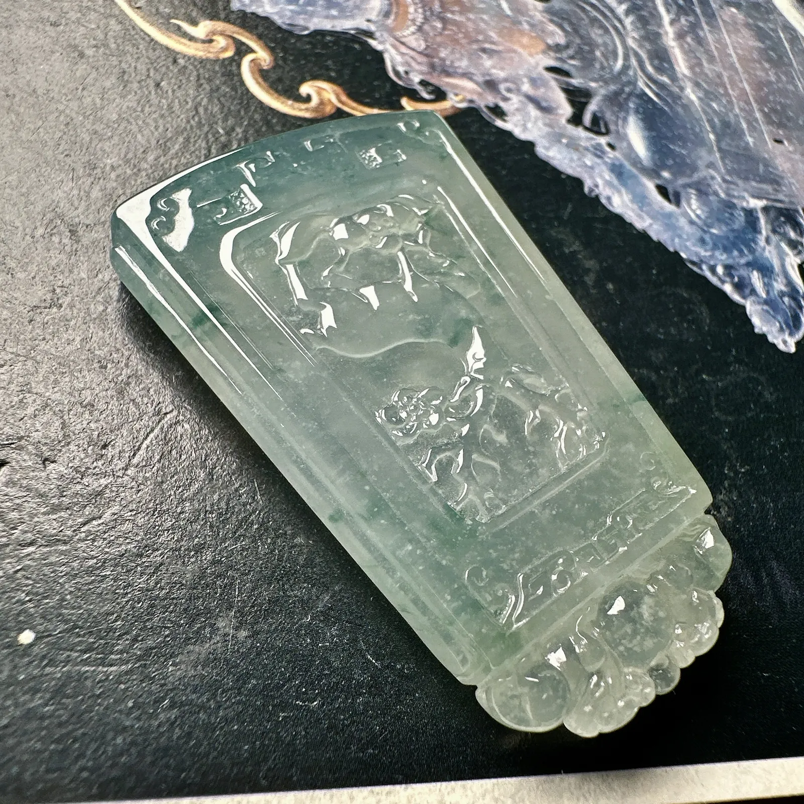 【冰种飘花一路有你】精工雕琢，质地冰润细腻，种老起胶感，通透感很不错，雕工非常精细