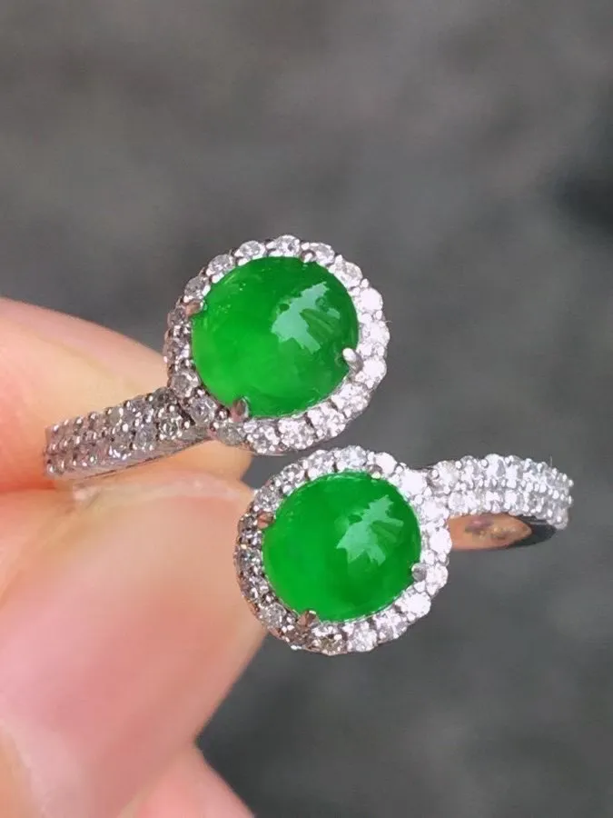 冰种阳绿蛋面戒指 、真金真钻镶嵌，种水好，玉质细腻 .裸石尺寸 5.5*5.3.