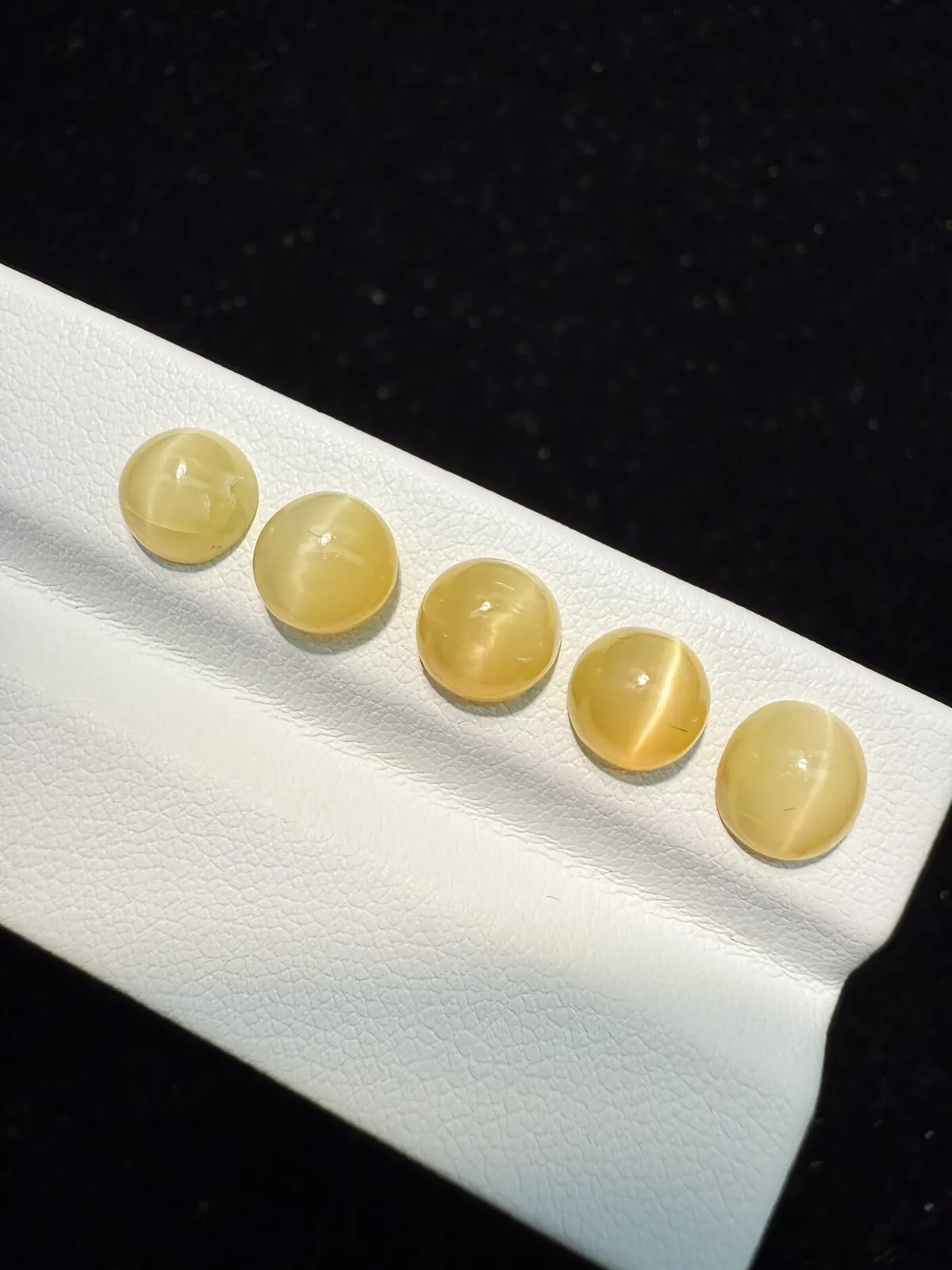 5.655ct天然欧泊猫眼裸石，尺寸7.2*7.3*4.4mm，颜色美艳 ，眼线犀利