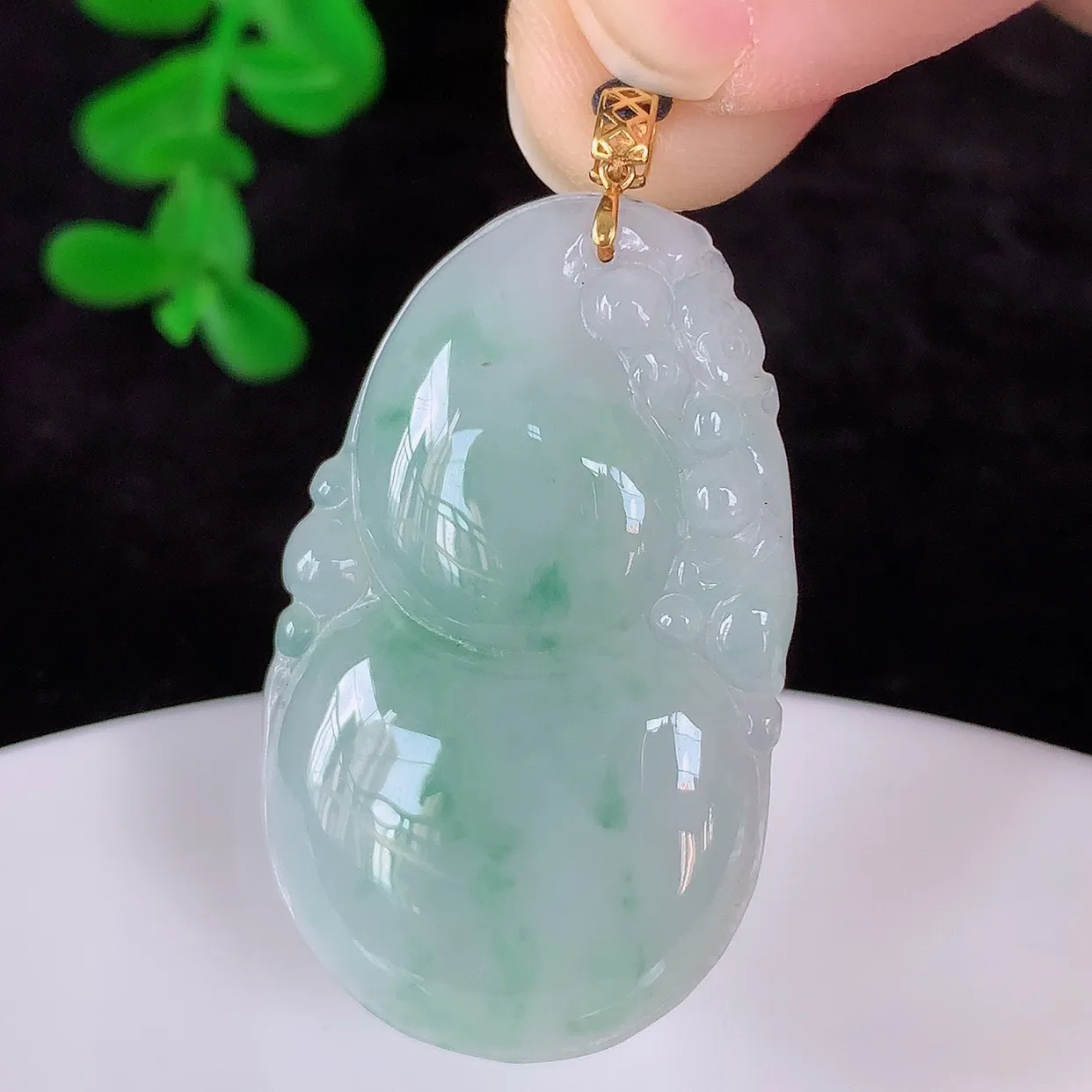 自然光实拍，18K金镶嵌冰润冰糯种飘花翡翠葫芦吊坠，翡翠葫芦 寓意福禄双全，财源滚滚，佩戴效果优雅迷人！#00.7