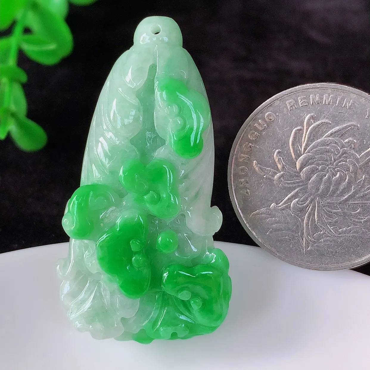 自然光实拍 冰润冰糯种飘阳绿翡翠招百财白菜吊坠，百财聚来，财源滚滚，色泽鲜艳，精工水润的白菜，性价比高！#1.7