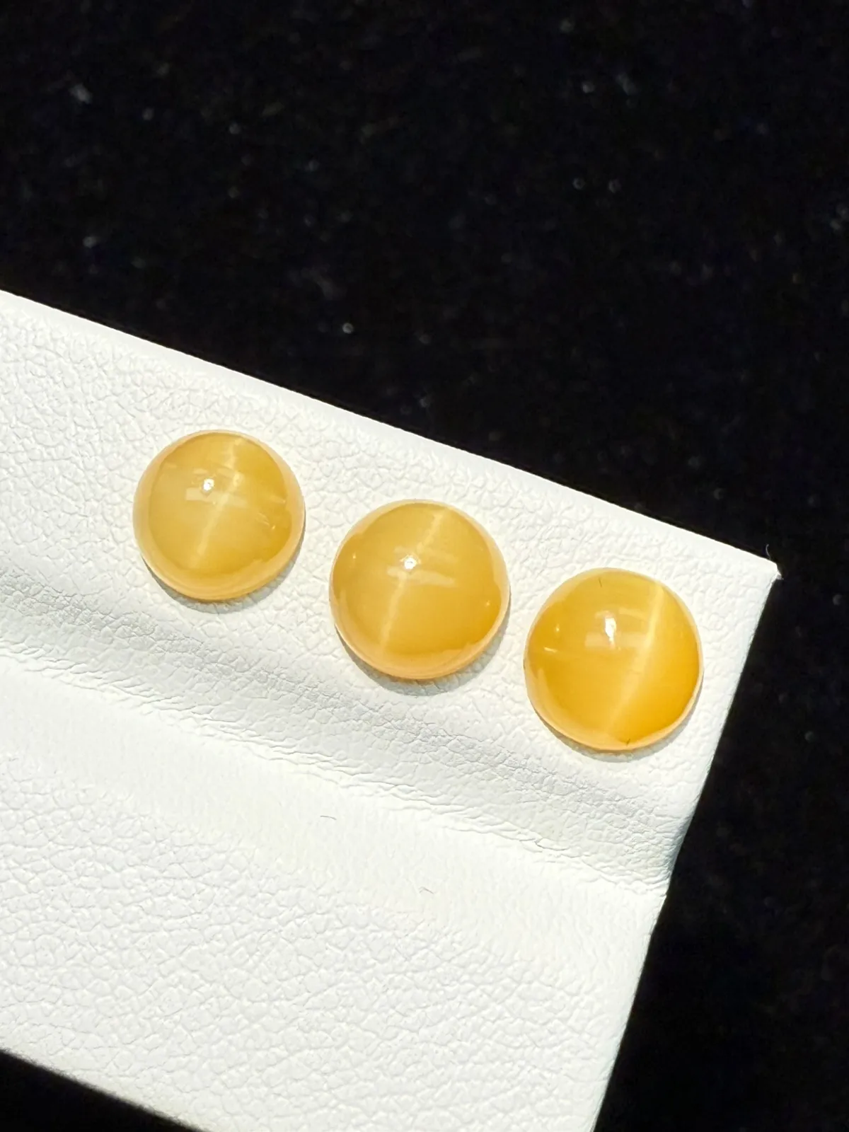 3.965ct天然欧泊猫眼裸石，尺寸7.6*7.6*4.2mm，颜色美艳 ，眼线犀利