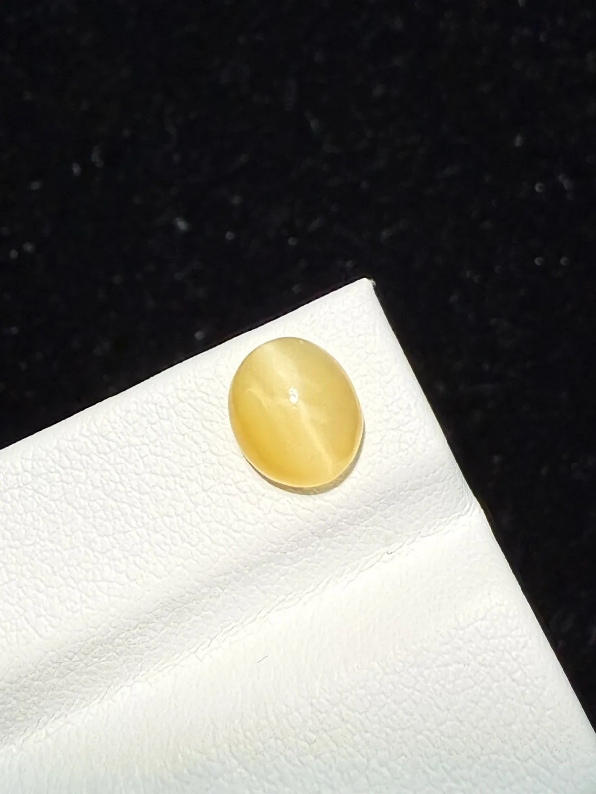 1.49ct天然欧泊猫眼裸石，尺寸8.6*7.5*4.2mm，颜色美艳 ，眼线犀利
