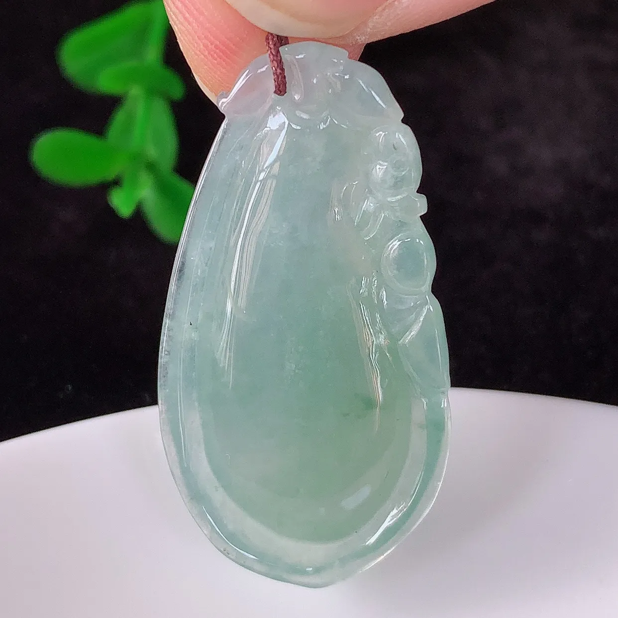 自然光实拍，冰润冰种晴底色翡翠招财福瓜吊坠，翡翠福瓜招财瓜 冰润且起胶感，佩戴效果优雅迷人！#57.7