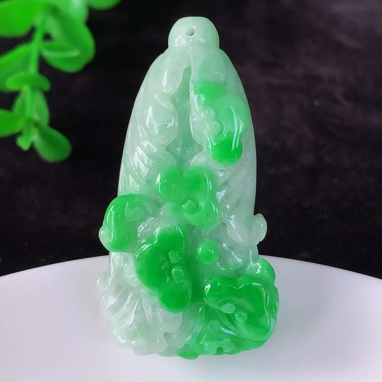 自然光实拍 冰润冰糯种飘阳绿翡翠招百财白菜吊坠，百财聚来，财源滚滚，色泽鲜艳，精工水润的白菜，性价比高！#1.7