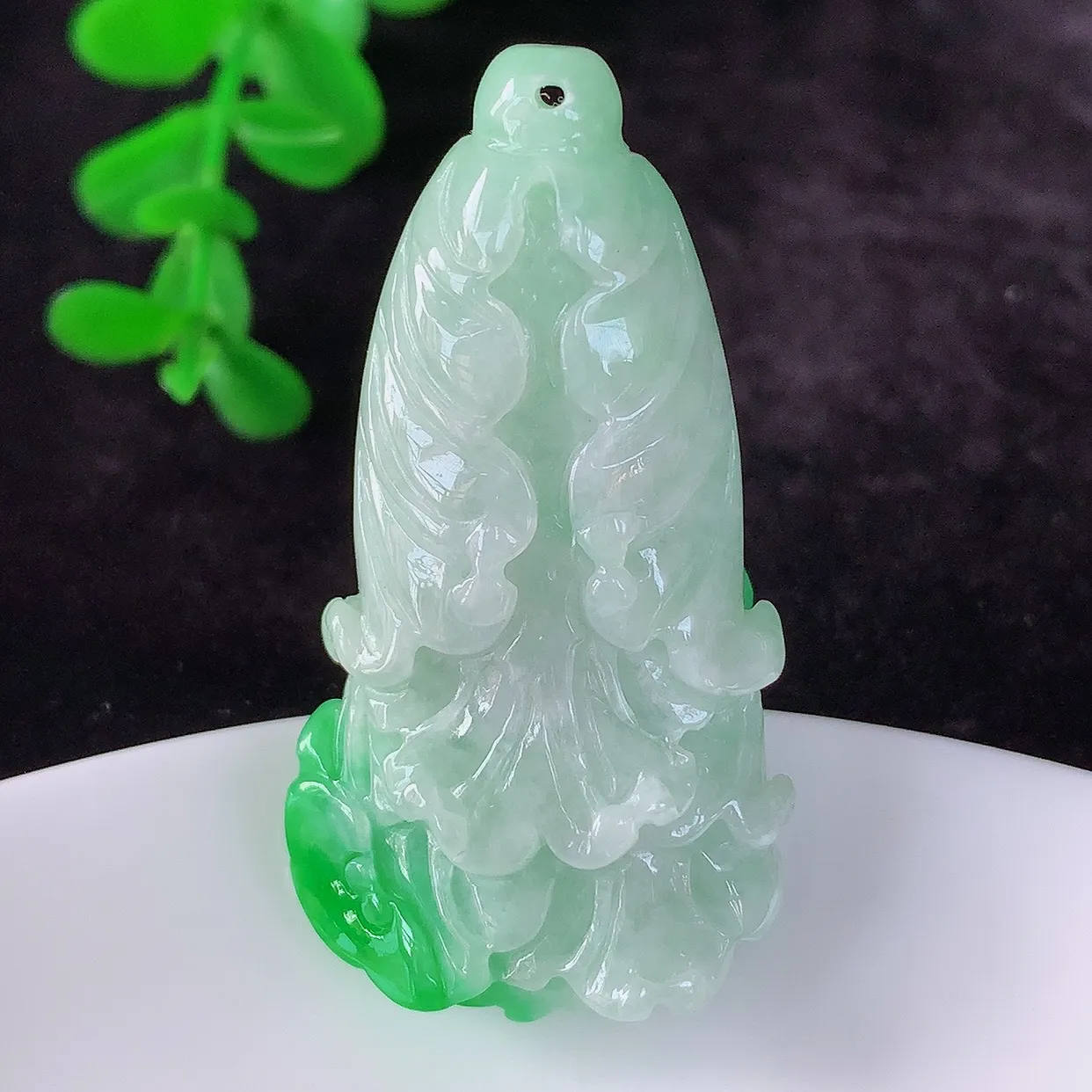 自然光实拍 冰润冰糯种飘阳绿翡翠招百财白菜吊坠，百财聚来，财源滚滚，色泽鲜艳，精工水润的白菜，性价比高！#1.7