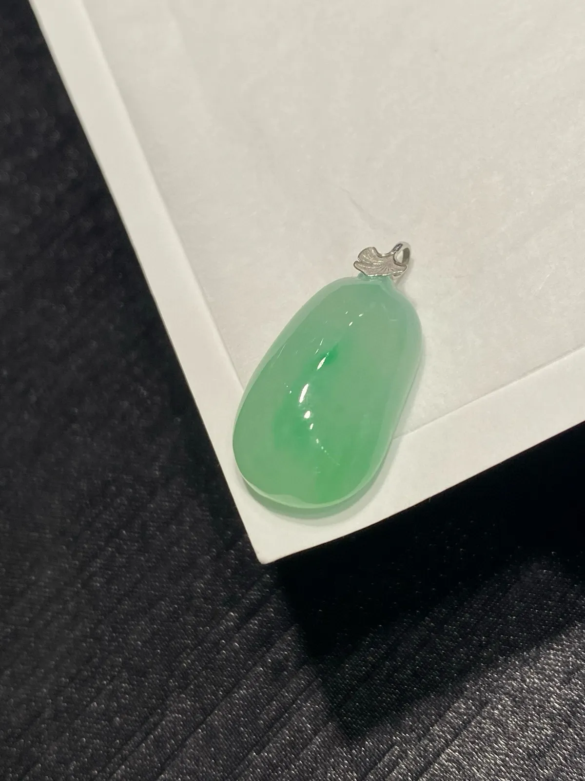 飘绿色·胖嘟嘟福瓜～福挂，小素件
饱满圆润，清爽甜美，一抹阳色，入眼就能感受到的活力感，厚庄小精品
18k镶嵌扣头
