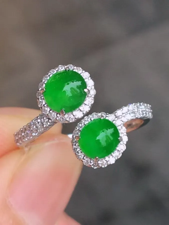 冰种阳绿蛋面戒指 、真金真钻镶嵌，种水好，玉质细腻 .裸石尺寸 5.5*5.3.