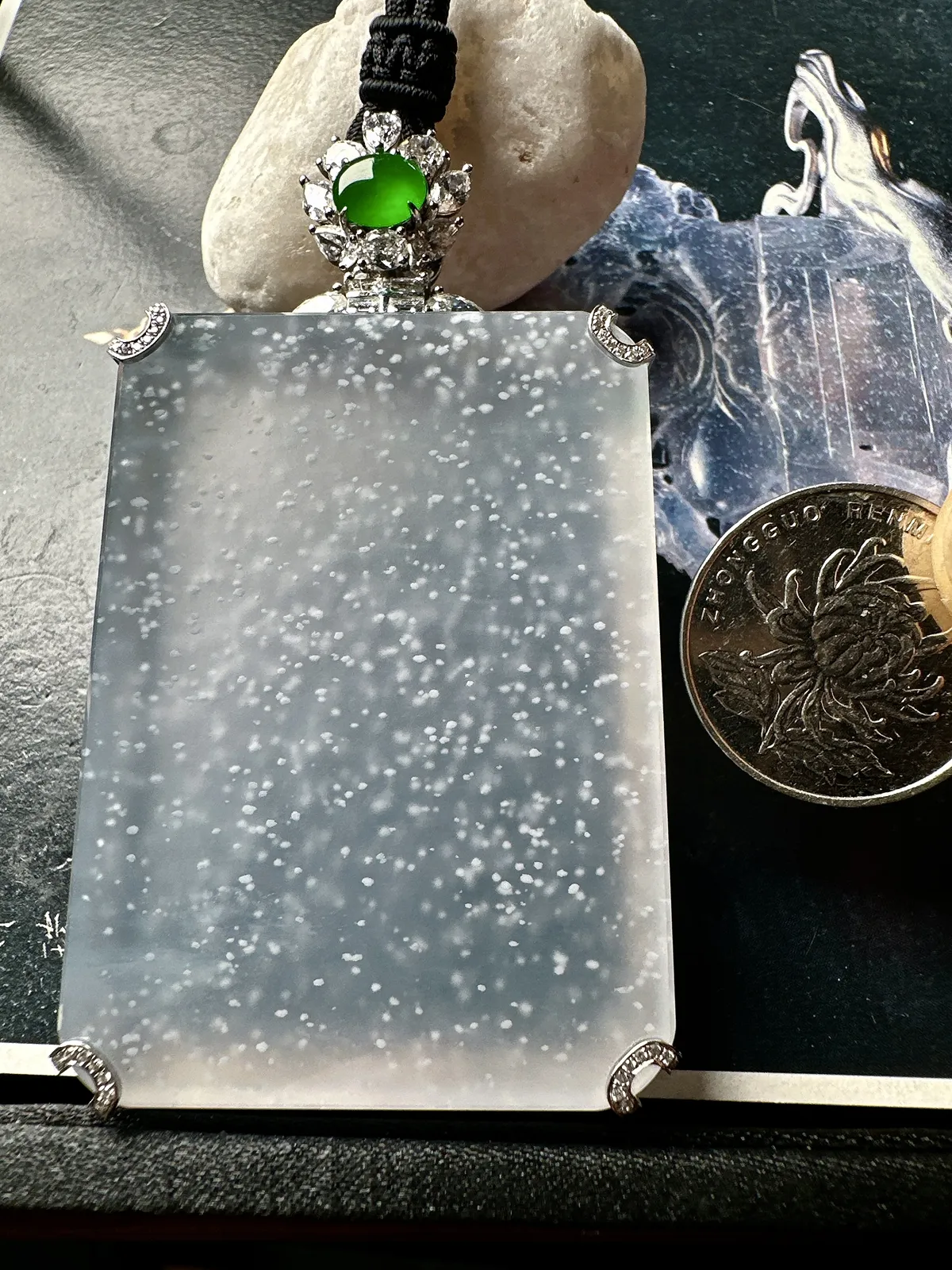 【冰种无事牌】大尺寸，木那雪花棉，很厚装，质地细腻，种水色俱全，冰透闪亮，18k金钻镶嵌，裸石尺寸58.5*42.7*7.5毫米