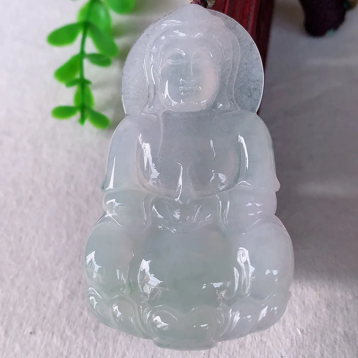 自然光实拍 大件冰种翡翠观音吊坠，赐福翡翠观音，翠色迷人，观音面相端庄，佩戴时尚出众！#57.7