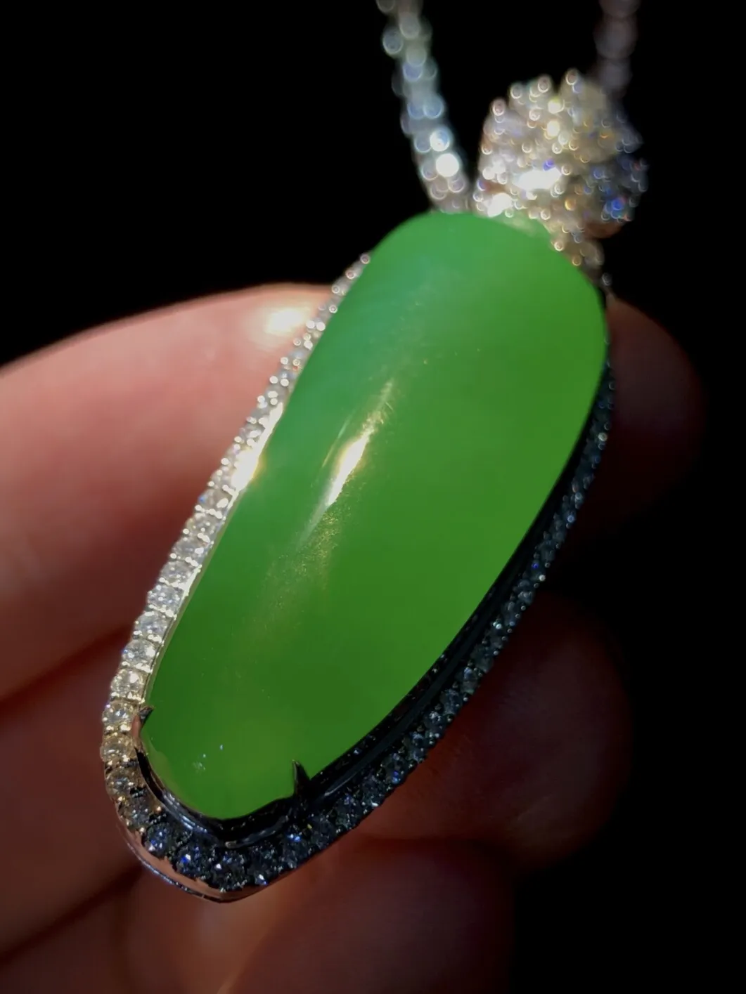 绿福瓜，裸石40-14.2-6.5mm，
整体55-17.5-13mm，
18K金，南非钻，
