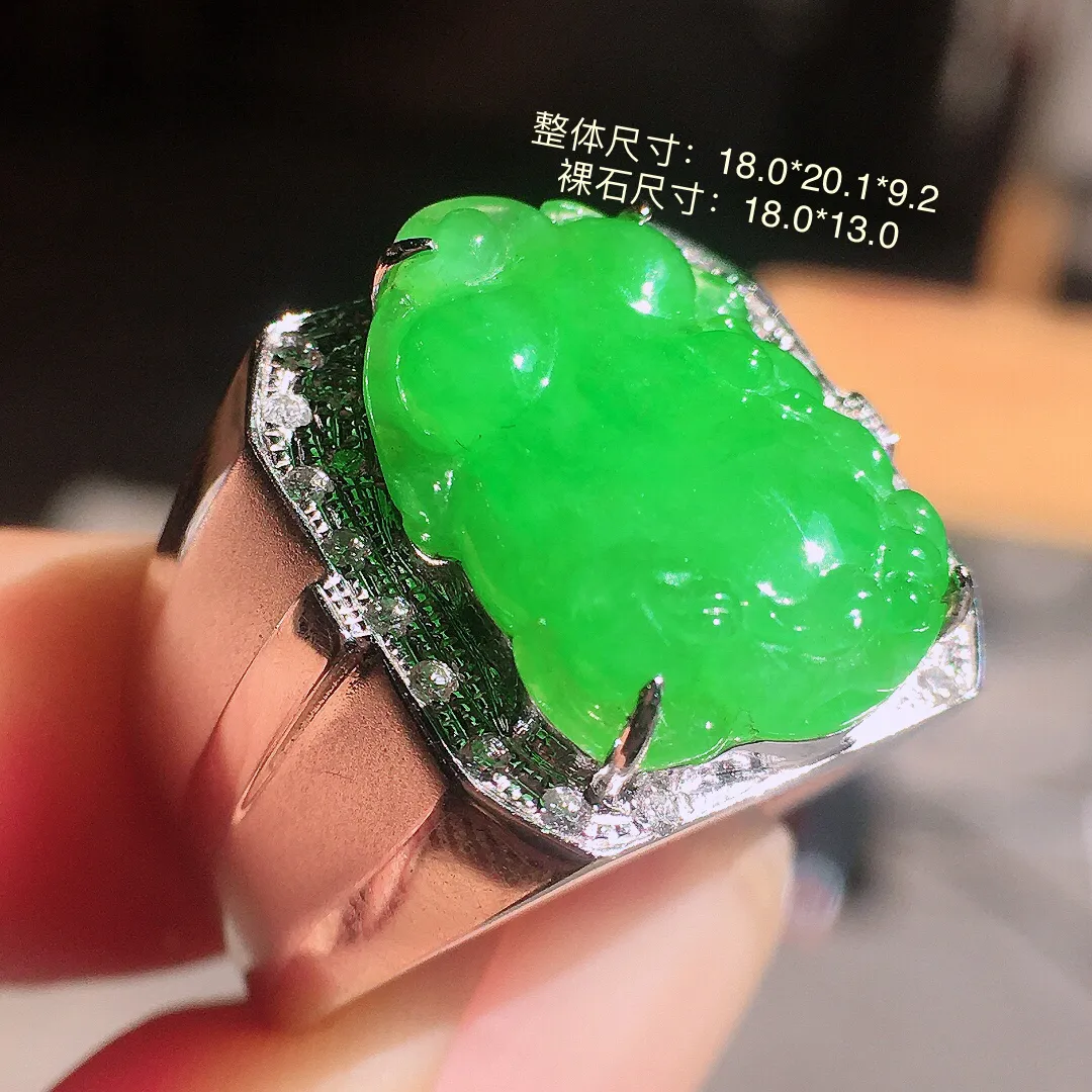 阳绿貔貅戒指，色泽均匀艳丽，玉质细腻，荧光感超
强，饱满水润，气质满满。18k
金豪华镶嵌