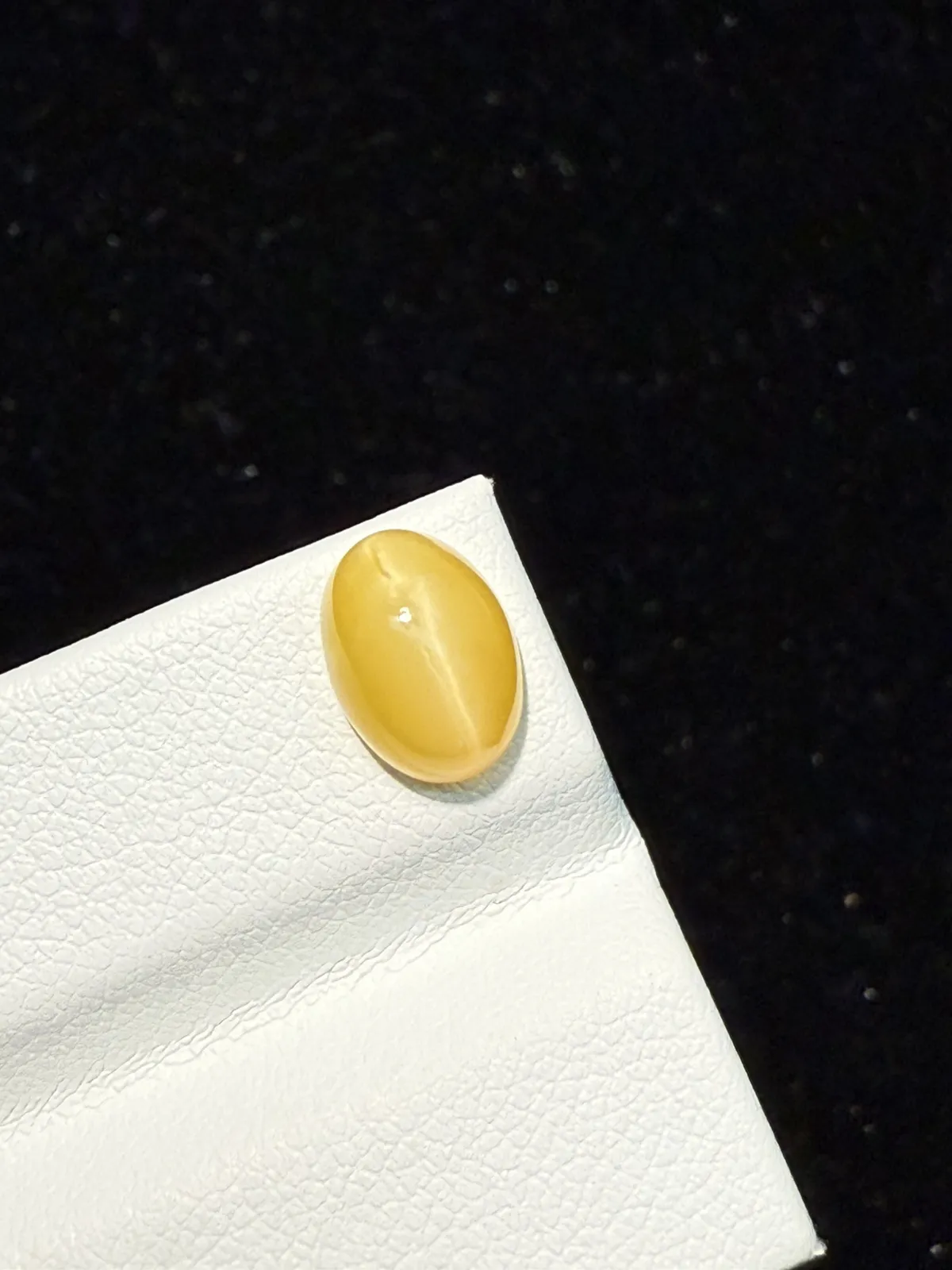 1.84ct天然欧泊猫眼裸石，尺寸9.6*7*4.8mm，颜色美艳 ，眼线犀利