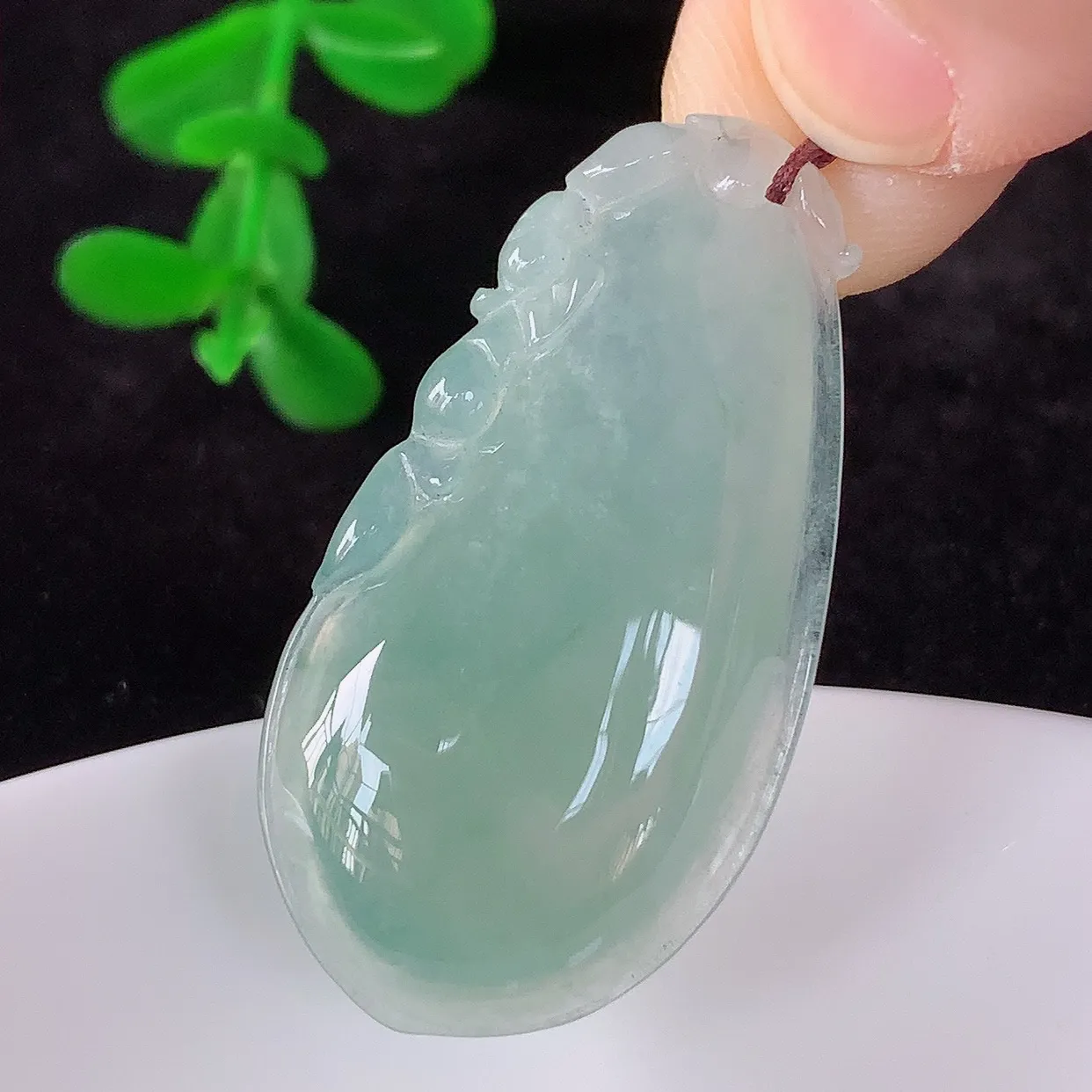 自然光实拍，冰润冰种晴底色翡翠招财福瓜吊坠，翡翠福瓜招财瓜 冰润且起胶感，佩戴效果优雅迷人！#57.