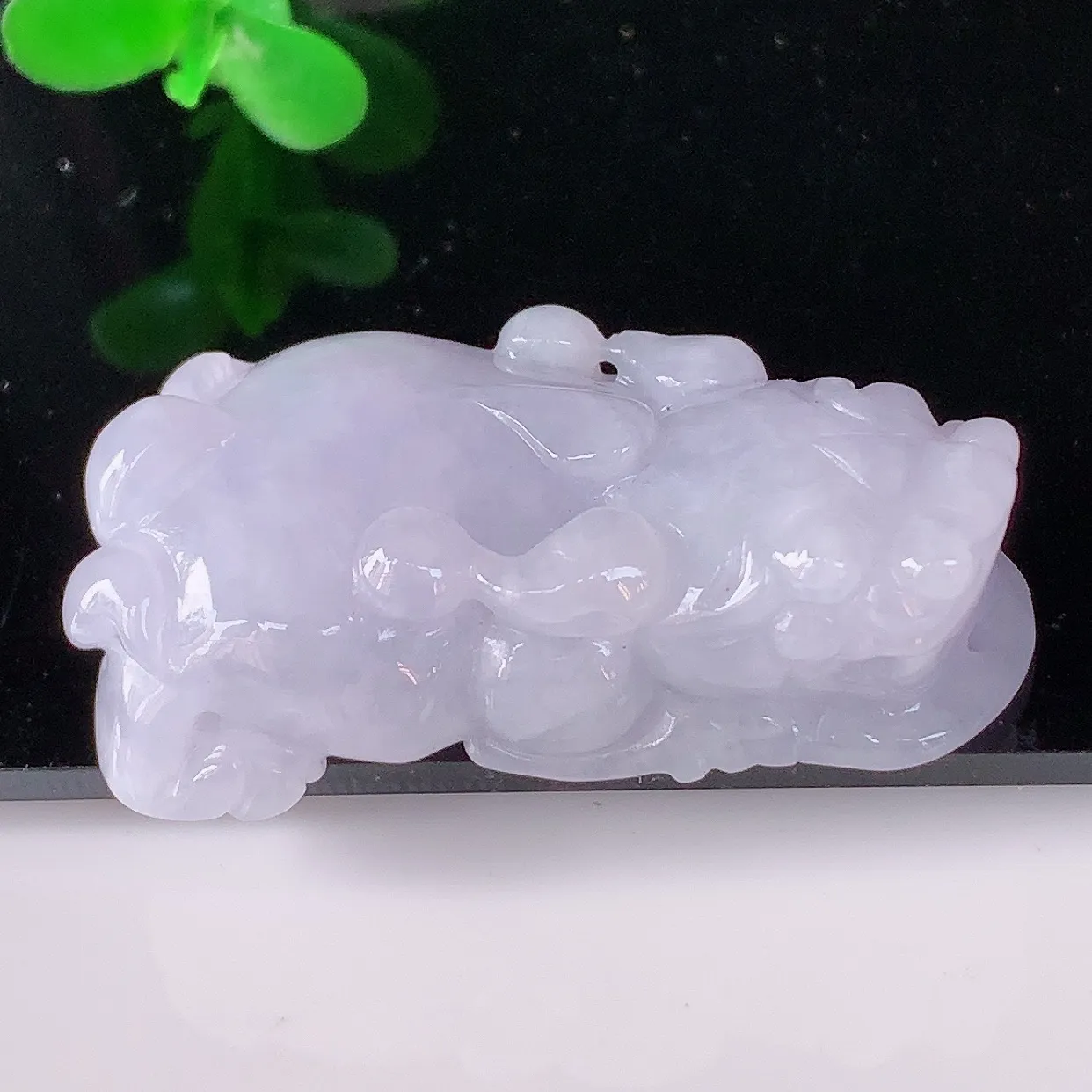 自然光实拍 冰润冰糯种紫罗兰翡翠招财貔貅吊坠，民间有“一摸貔貅运程旺盛，再摸貔貅财运滚滚，三摸貔貅平步青云 ”的美好祝愿。#57.7