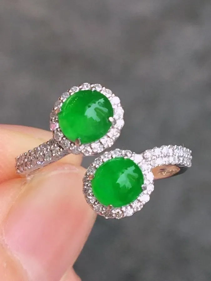 冰种阳绿蛋面戒指 、真金真钻镶嵌，种水好，玉质细腻 .裸石尺寸 5.5*5.3.