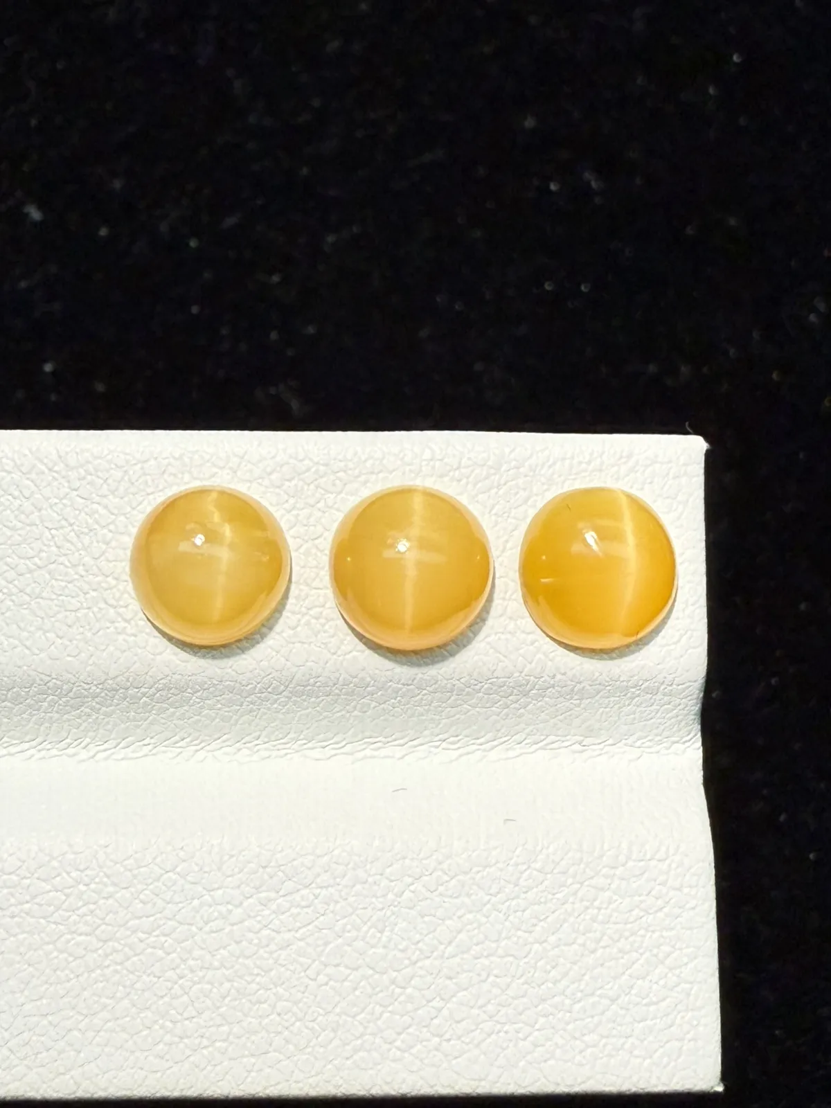 3.965ct天然欧泊猫眼裸石，尺寸7.6*7.6*4.2mm，颜色美艳 ，眼线犀利