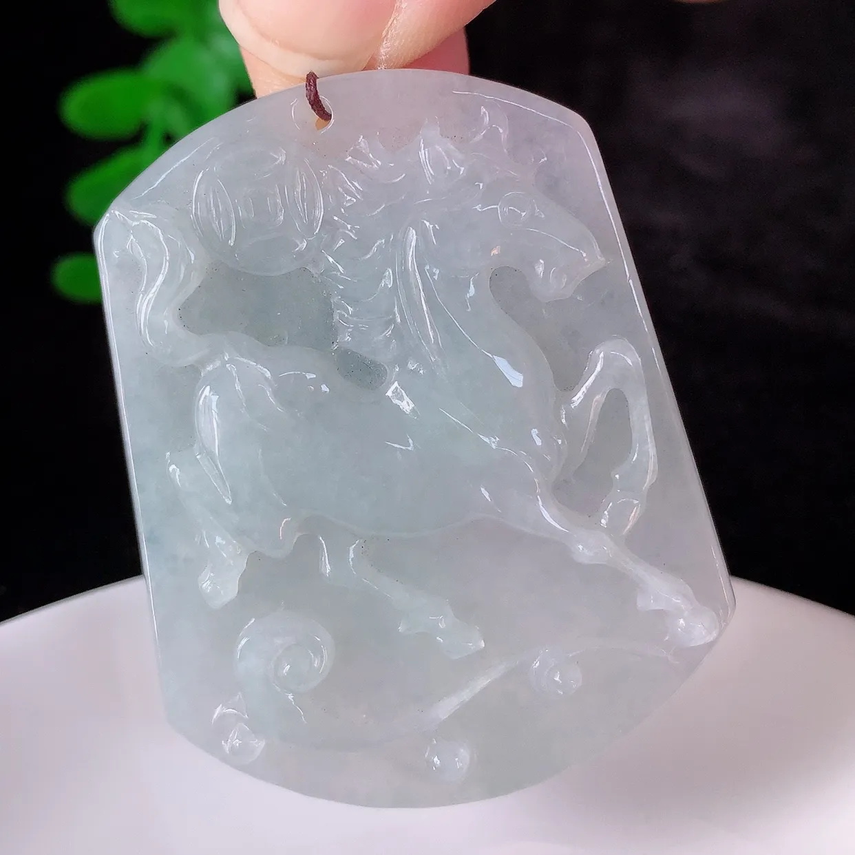 自然光实拍 冰润冰种翡翠生肖马吊坠，马上有钱，种老水足，翠色灵动，寓意美好，佩戴时尚出众！#60.7