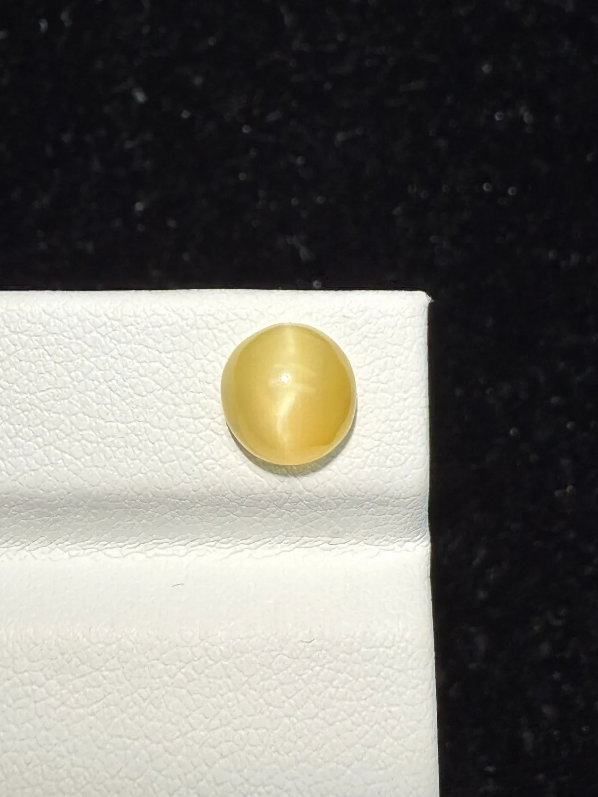 1.625ct天然欧泊猫眼裸石，尺寸8.3*7.9*4.6mm，颜色美艳 ，眼线犀利